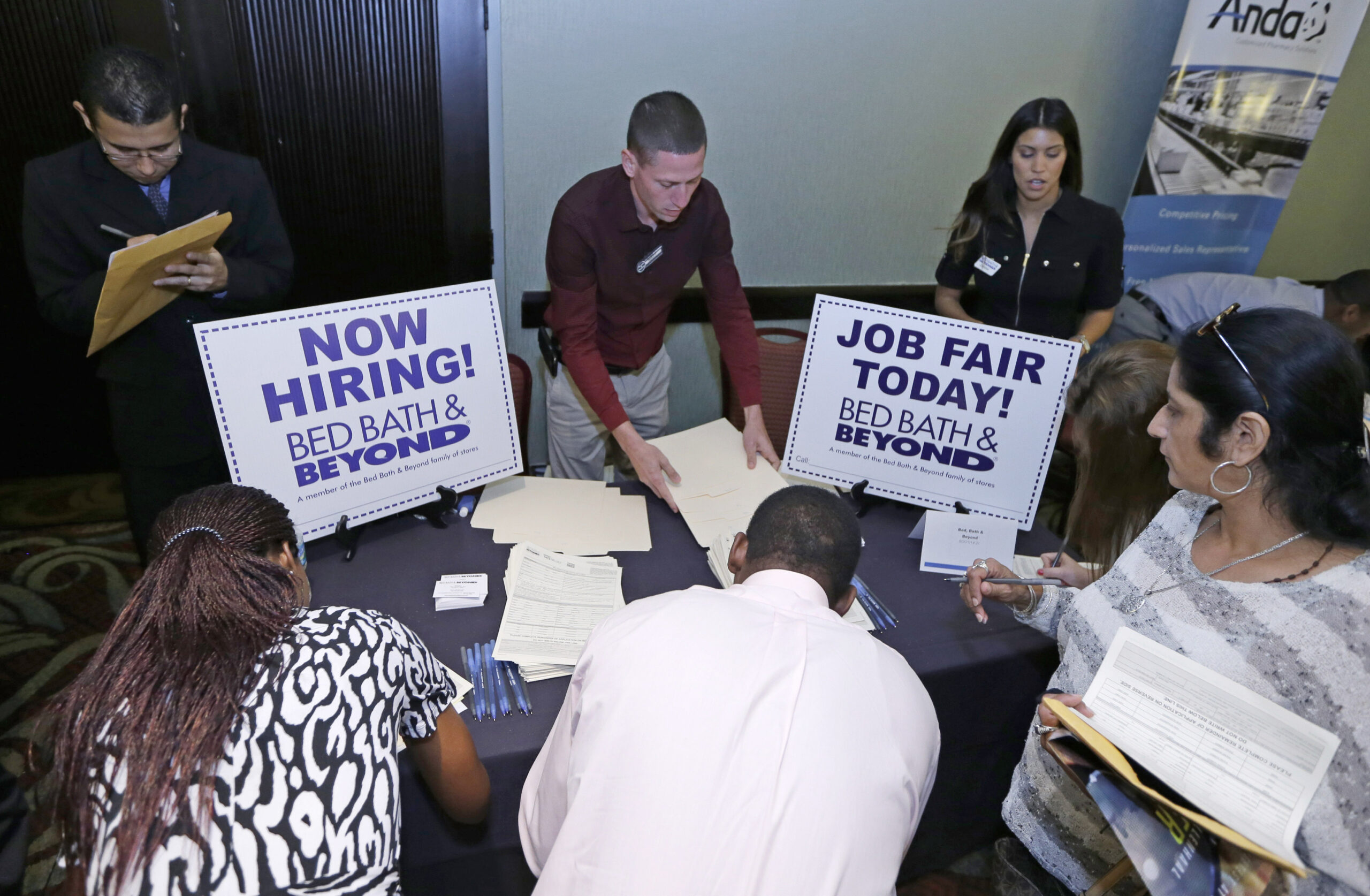Jobless claims rise to 304,000