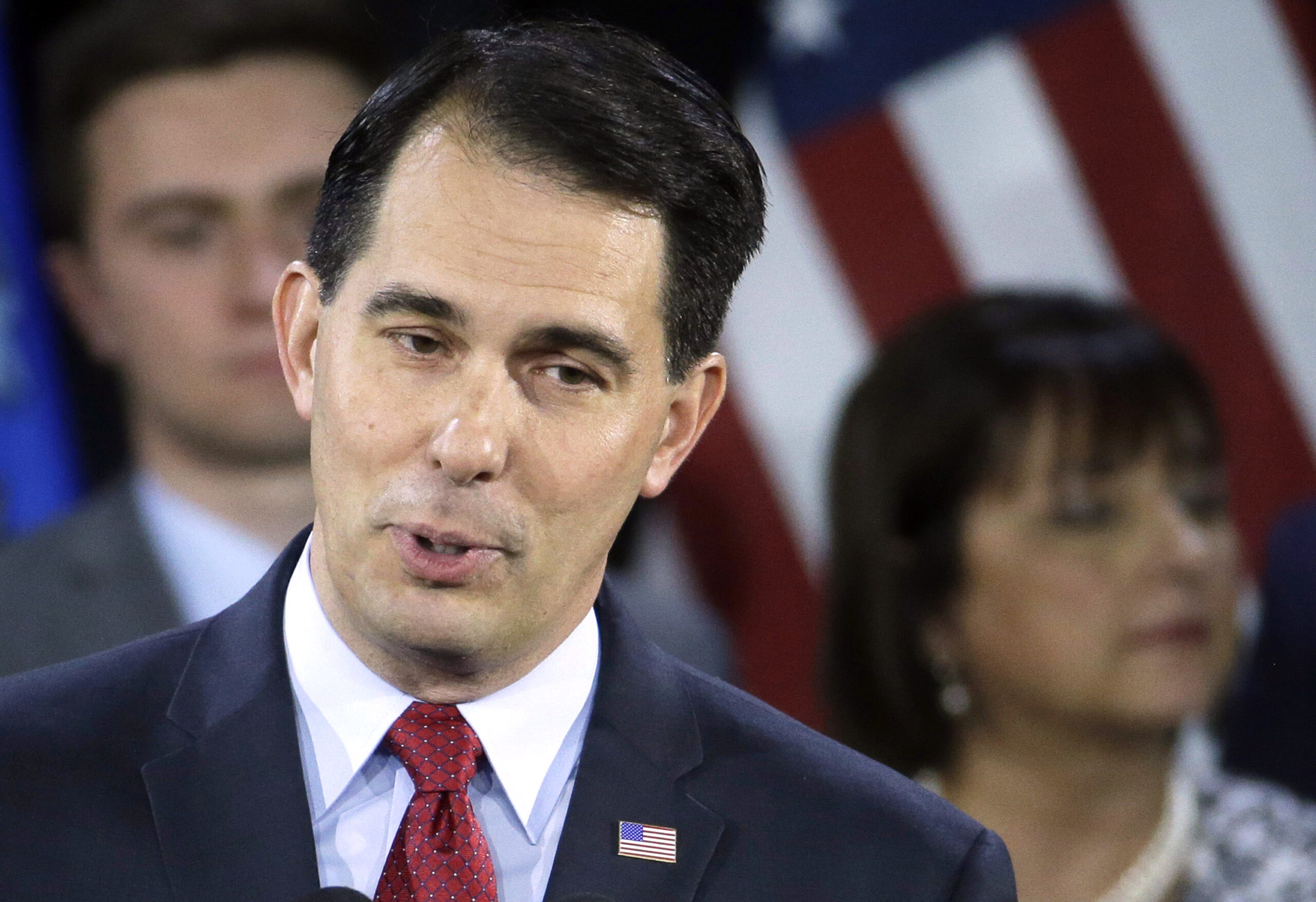 Walker happy to let Bush, Romney duke it out