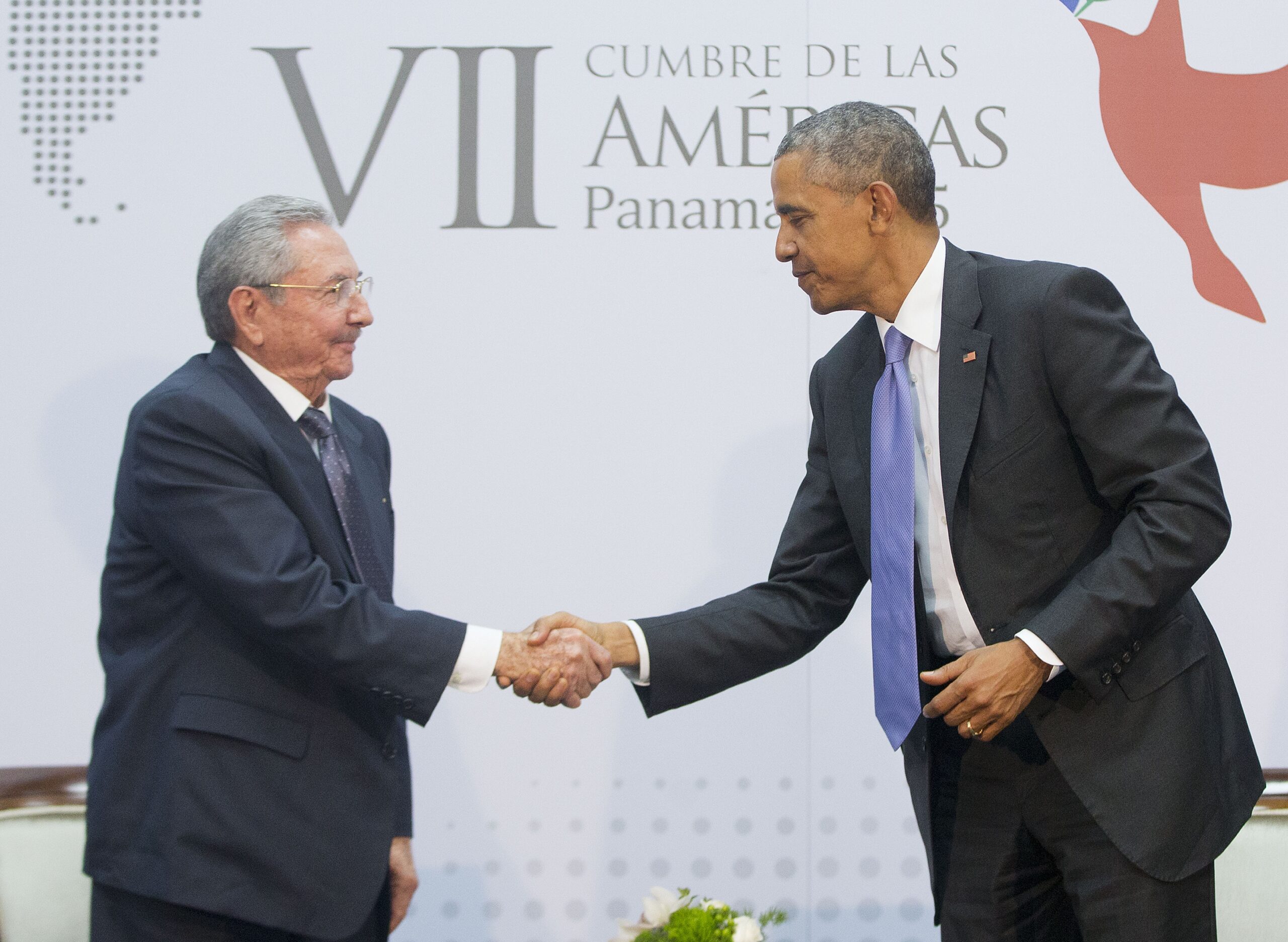 Obama meets with Castro, says it’s time for U.S. to ‘try something new’