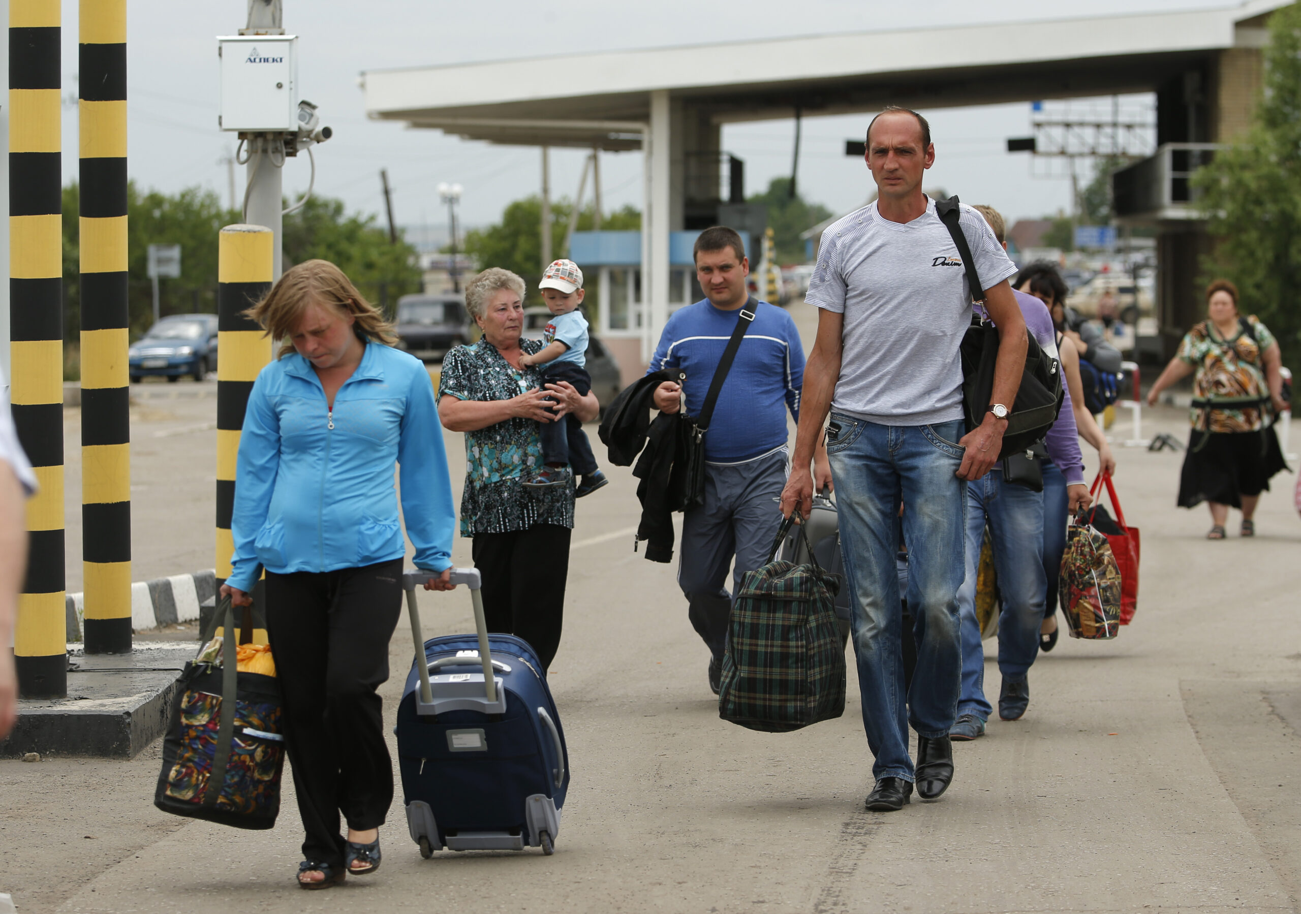 Thousands flee Ukraine for Russia; truce nears end
