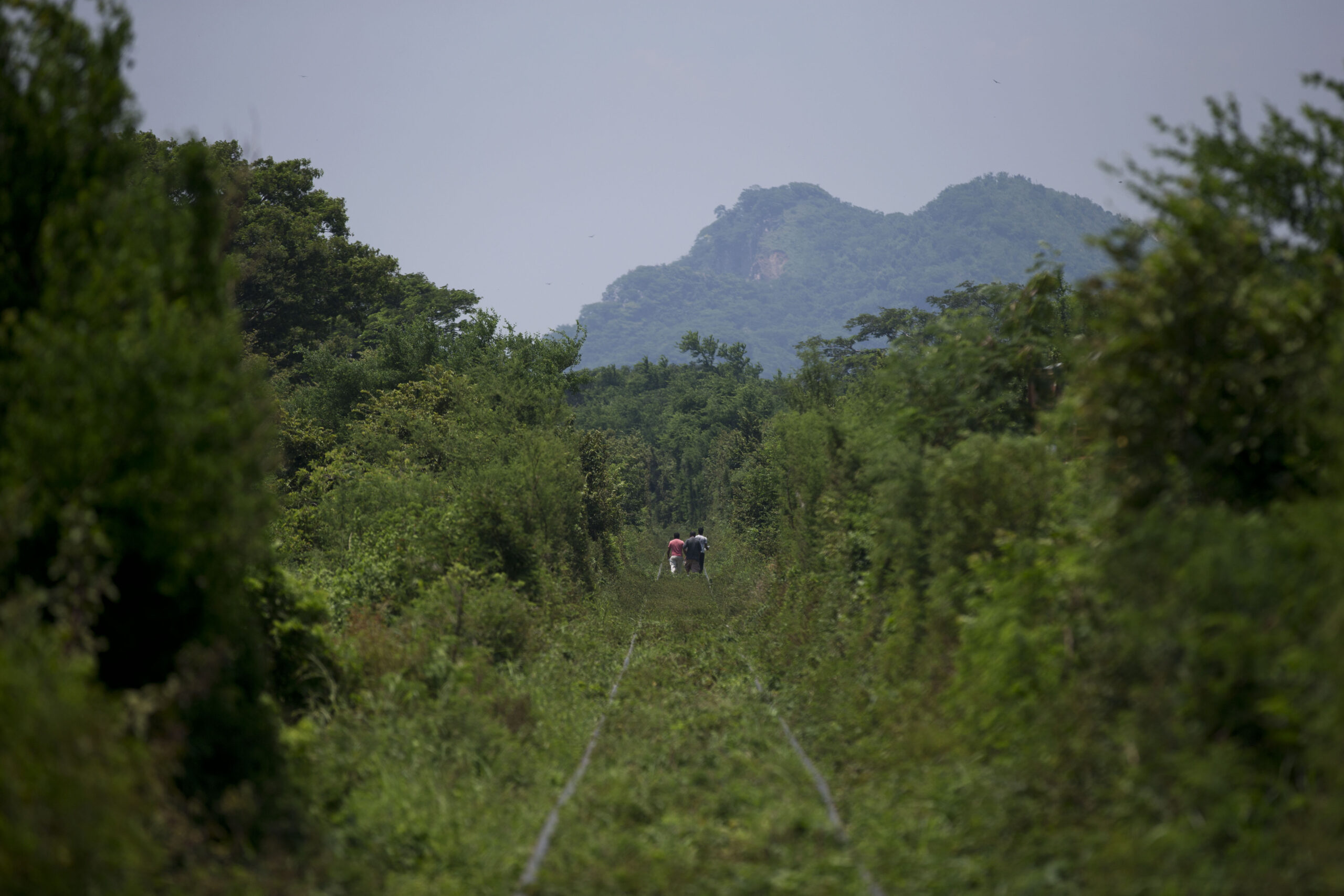 Mexico officials pull CentAm migrants from trains
