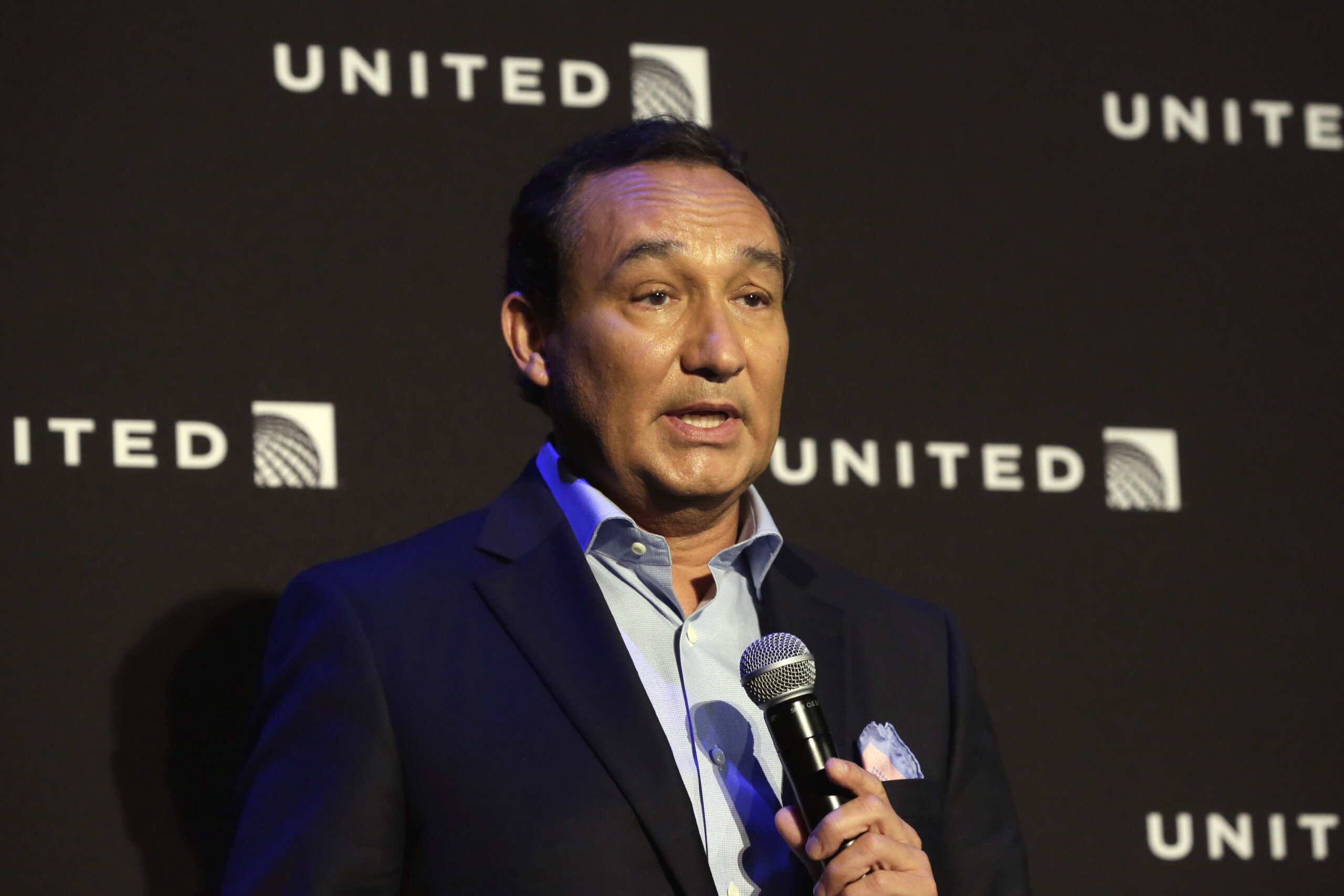 United CEO will not take over chairman position after outcry over passenger removal