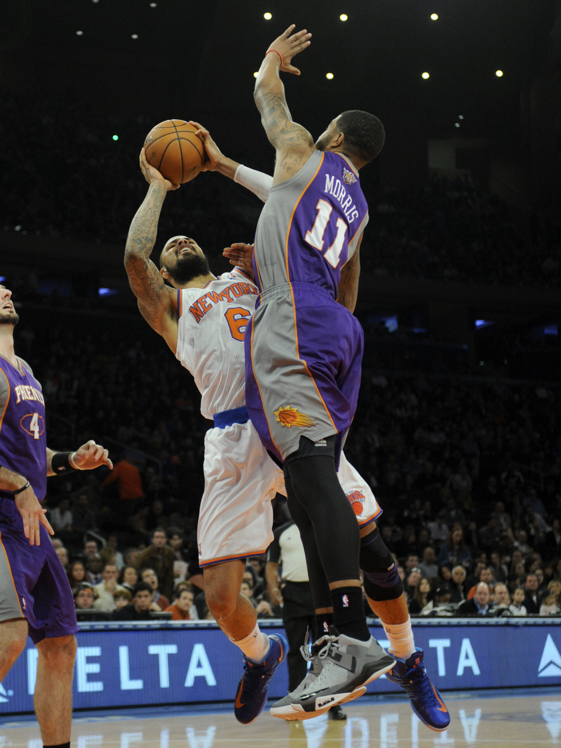 Knicks beat Suns, stay unbeaten at home