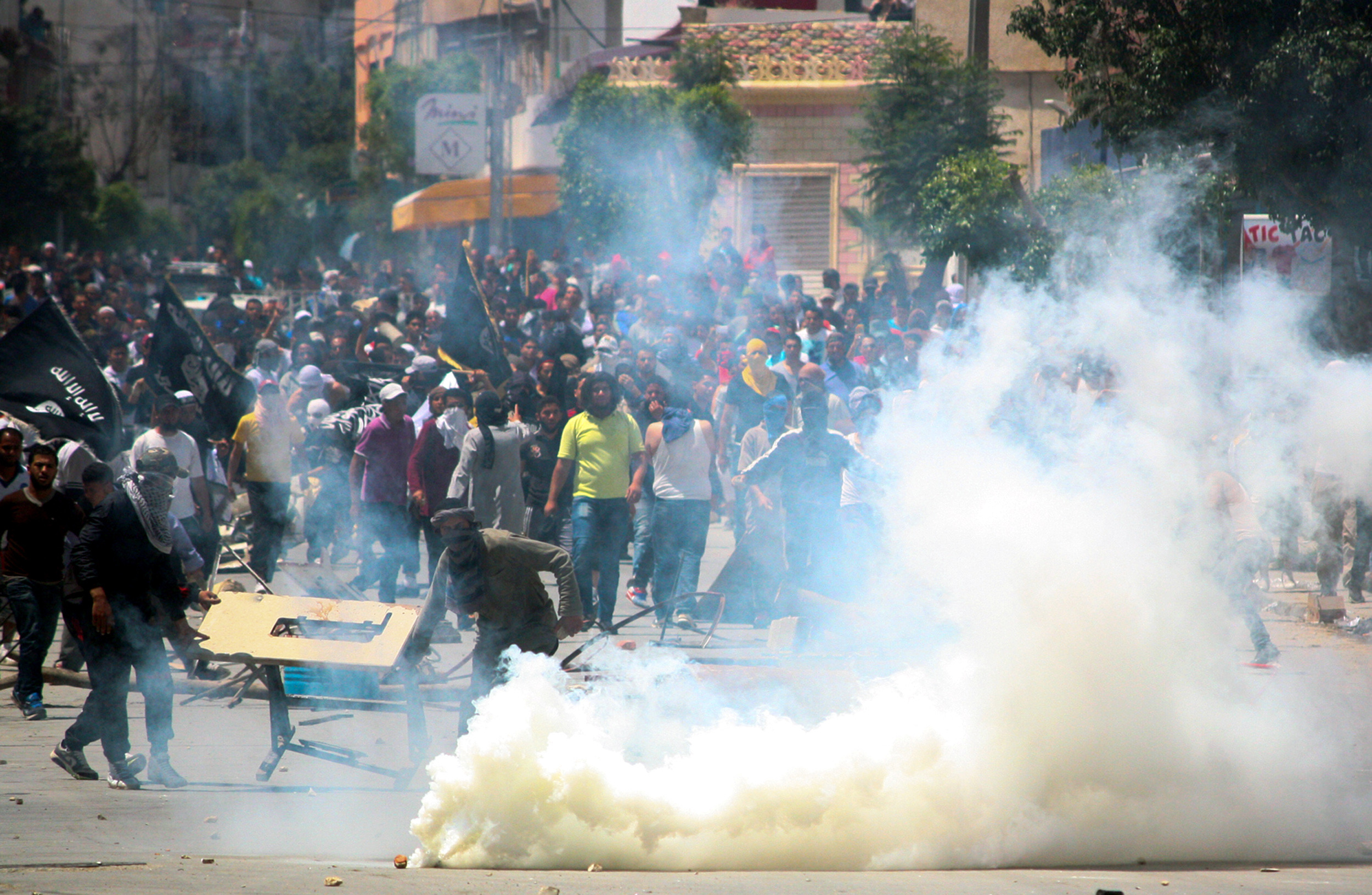 Tunisia security blocks salafi conference, 1 dead