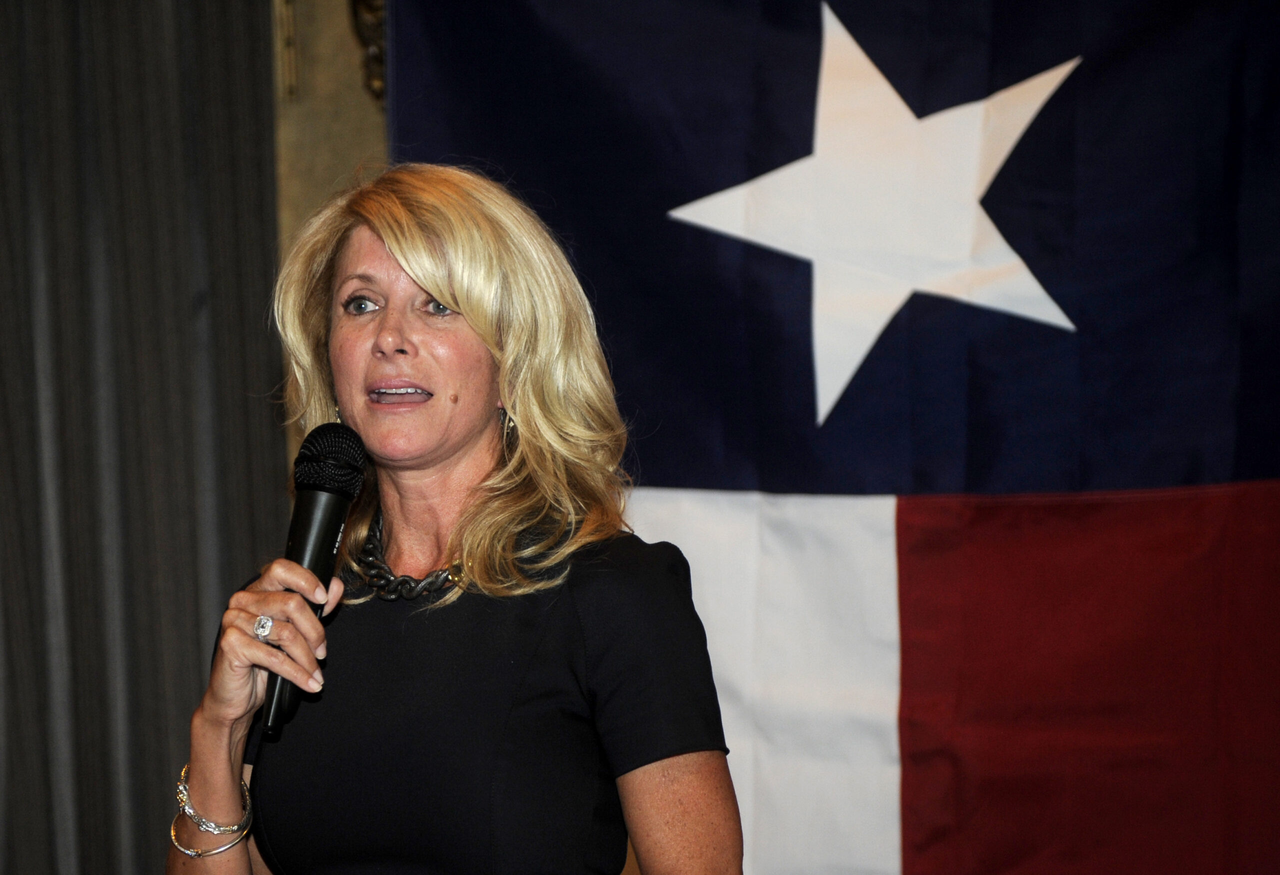 Texas lawmaker Wendy Davis says she will run for re-election or governor