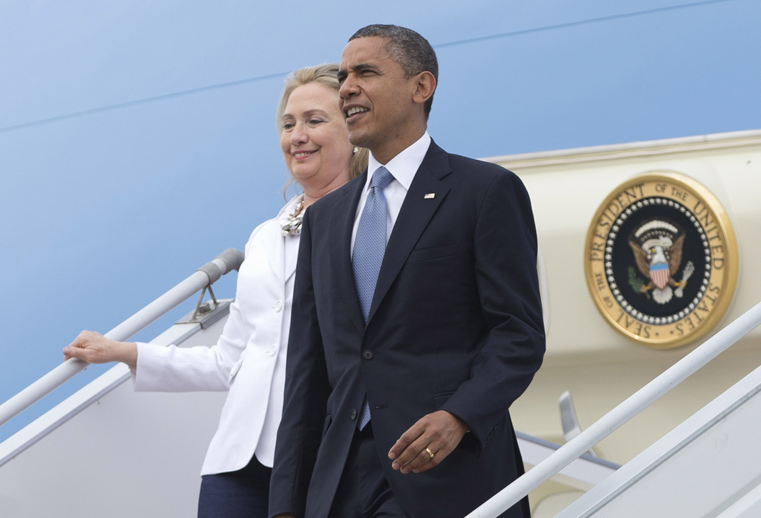 White House, Clinton mum on splitting Air Force One bill