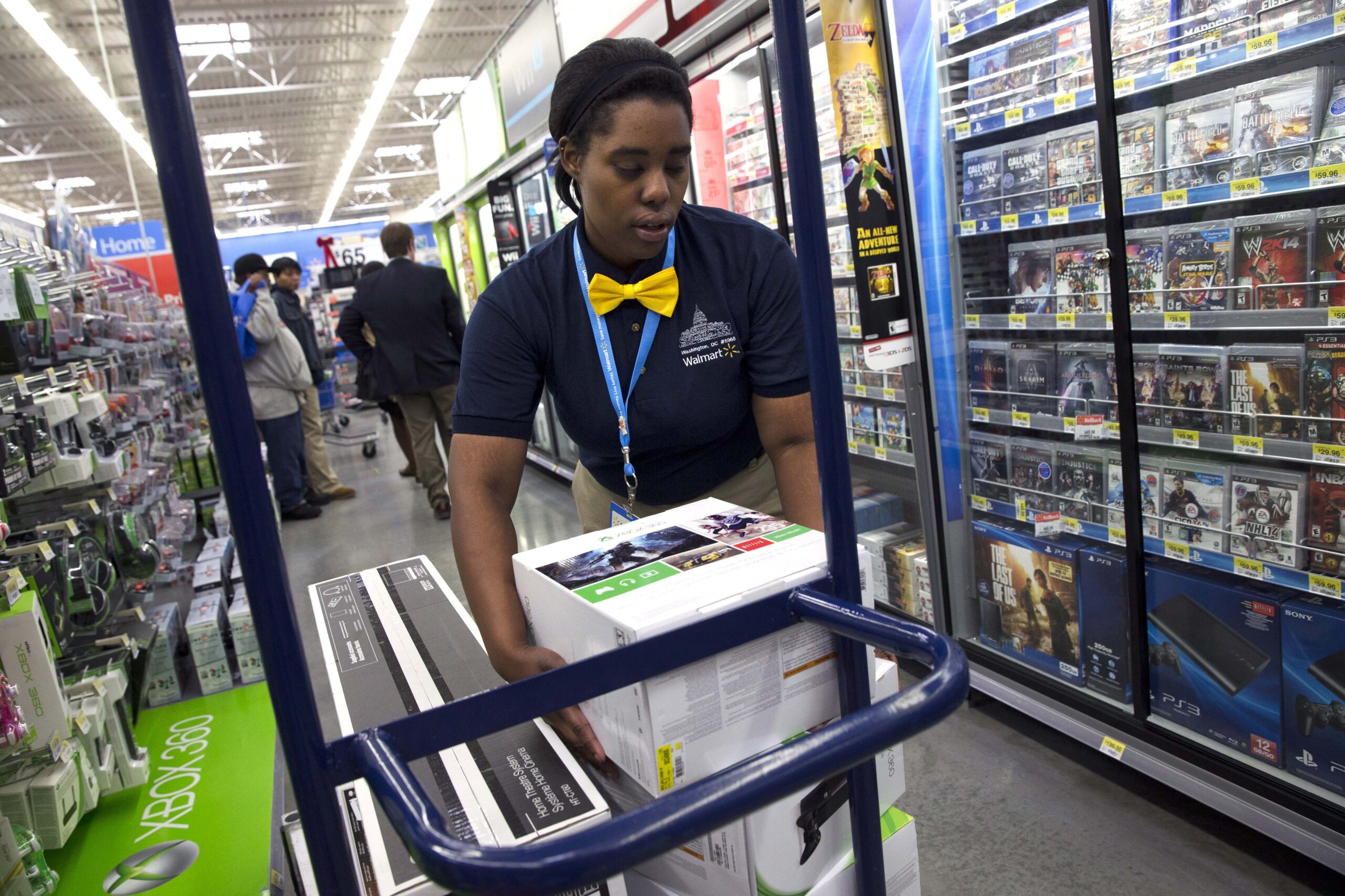 Walmart offers weak outlook on sales shortfall