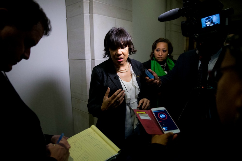 Flint mayor backs off threat to sue Mich. over water