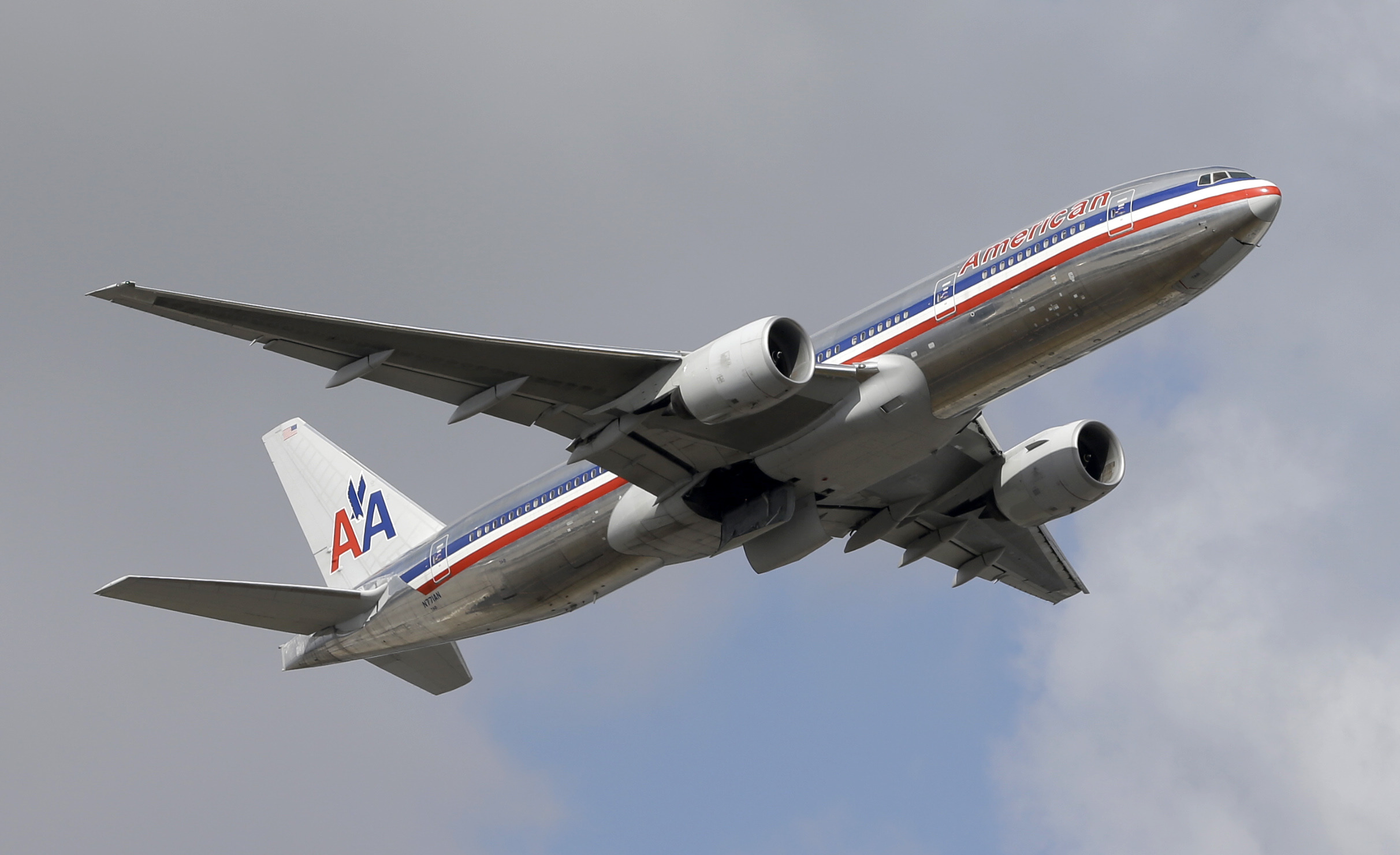American Airlines flight makes emergency landing at Dulles after first officer gets sick