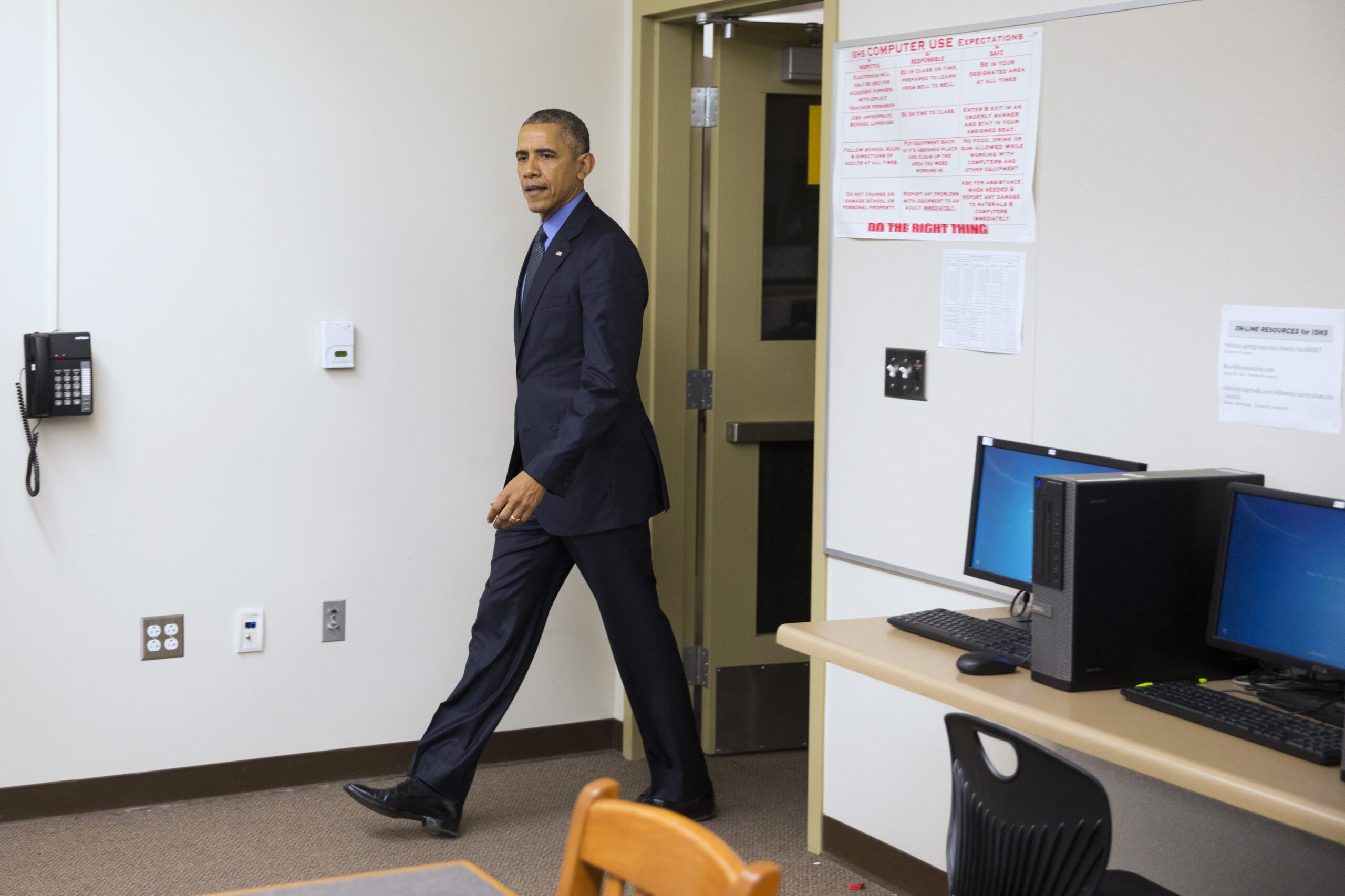 Obama, headed to holiday break, meets with families of San Bernardino victims