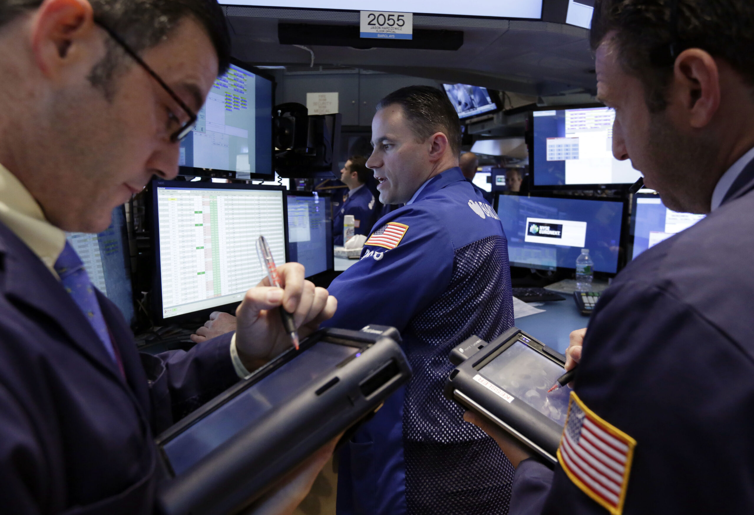 Stocks gain on earnings; Cummins, Ameriprise rise