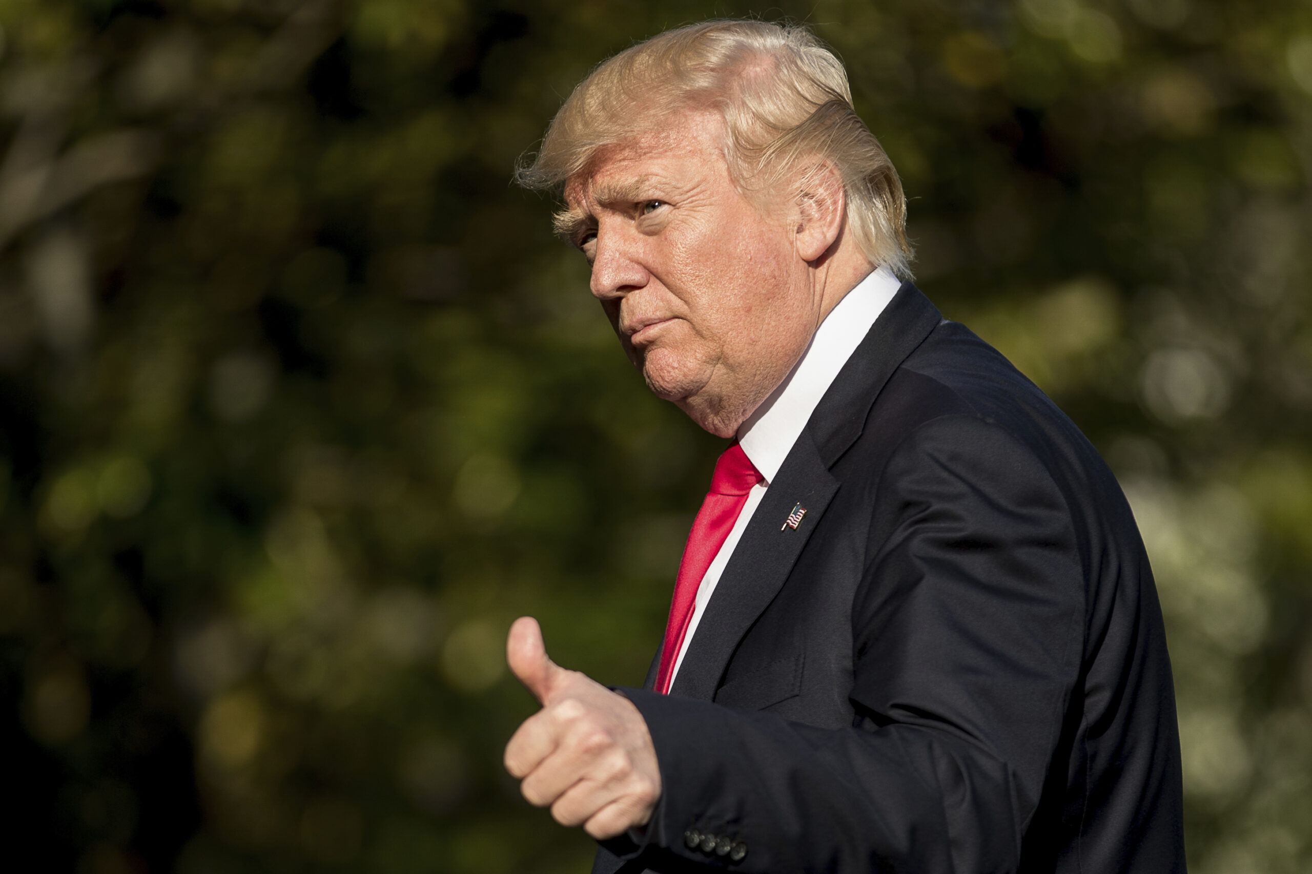Trump ducks government shutdown for one more week