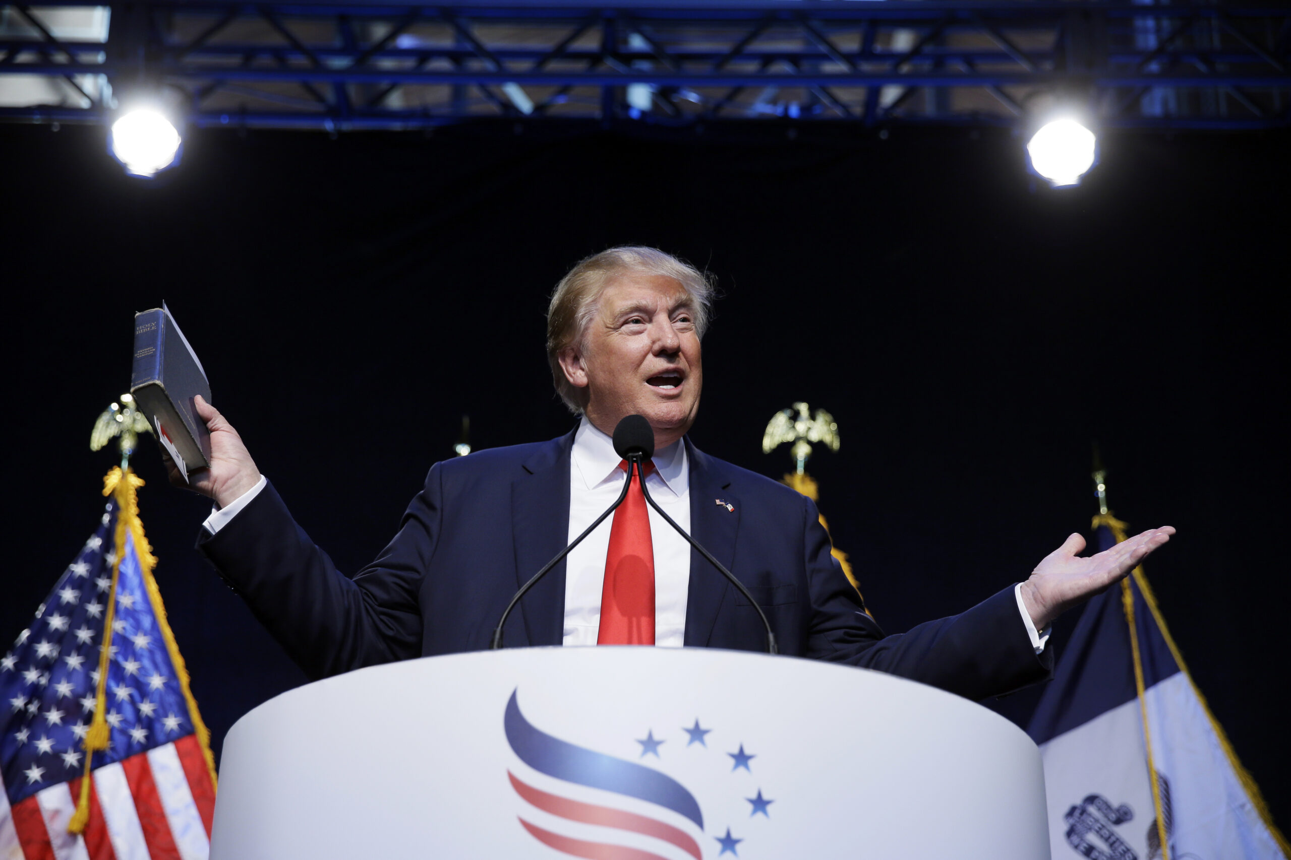 Trump’s stand-up act mocks sweaty GOP rivals, calls Clinton ‘shrill’