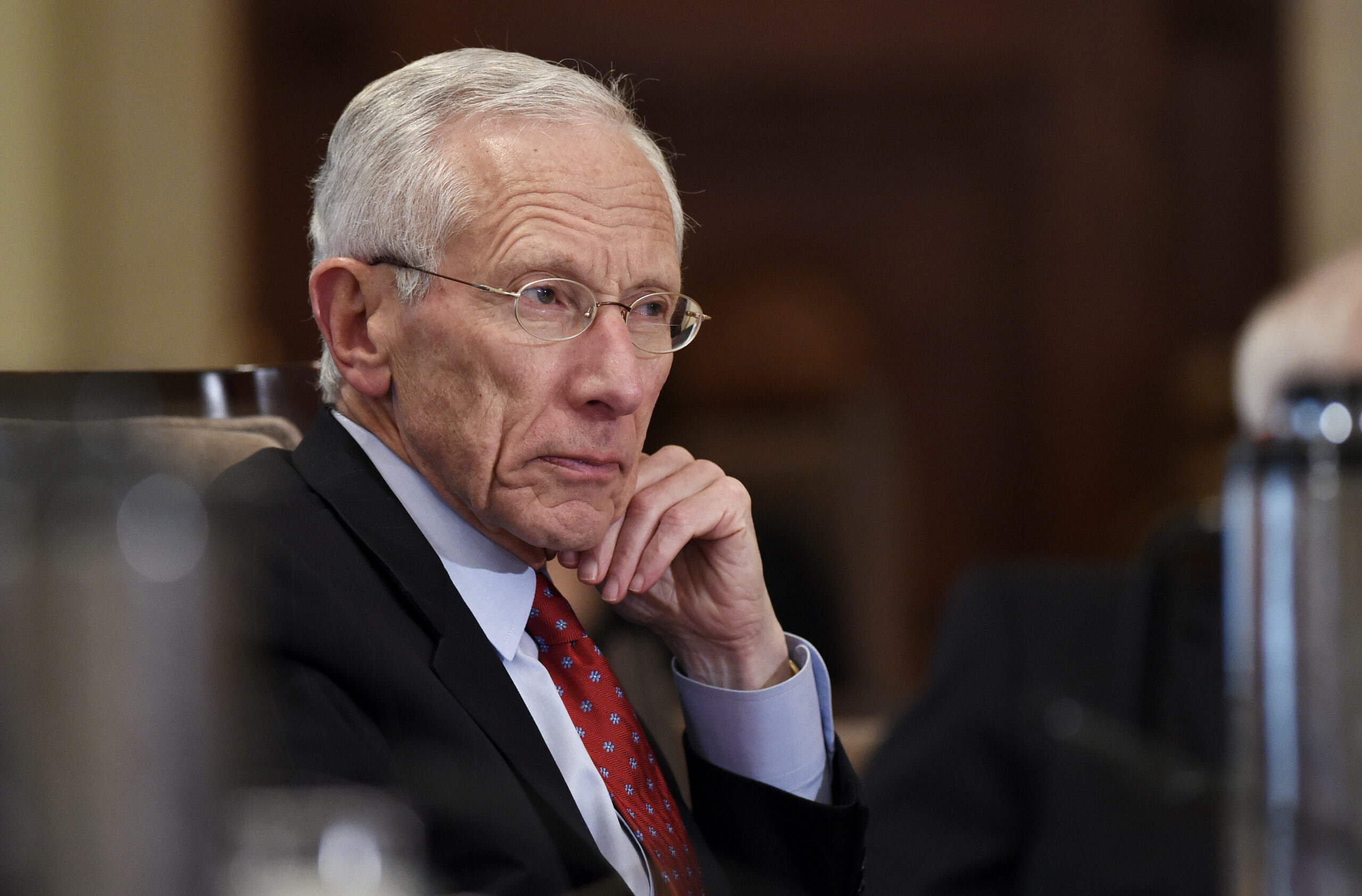 Fed’s Stanley Fischer: Falling inflation would force Fed to keep rates low