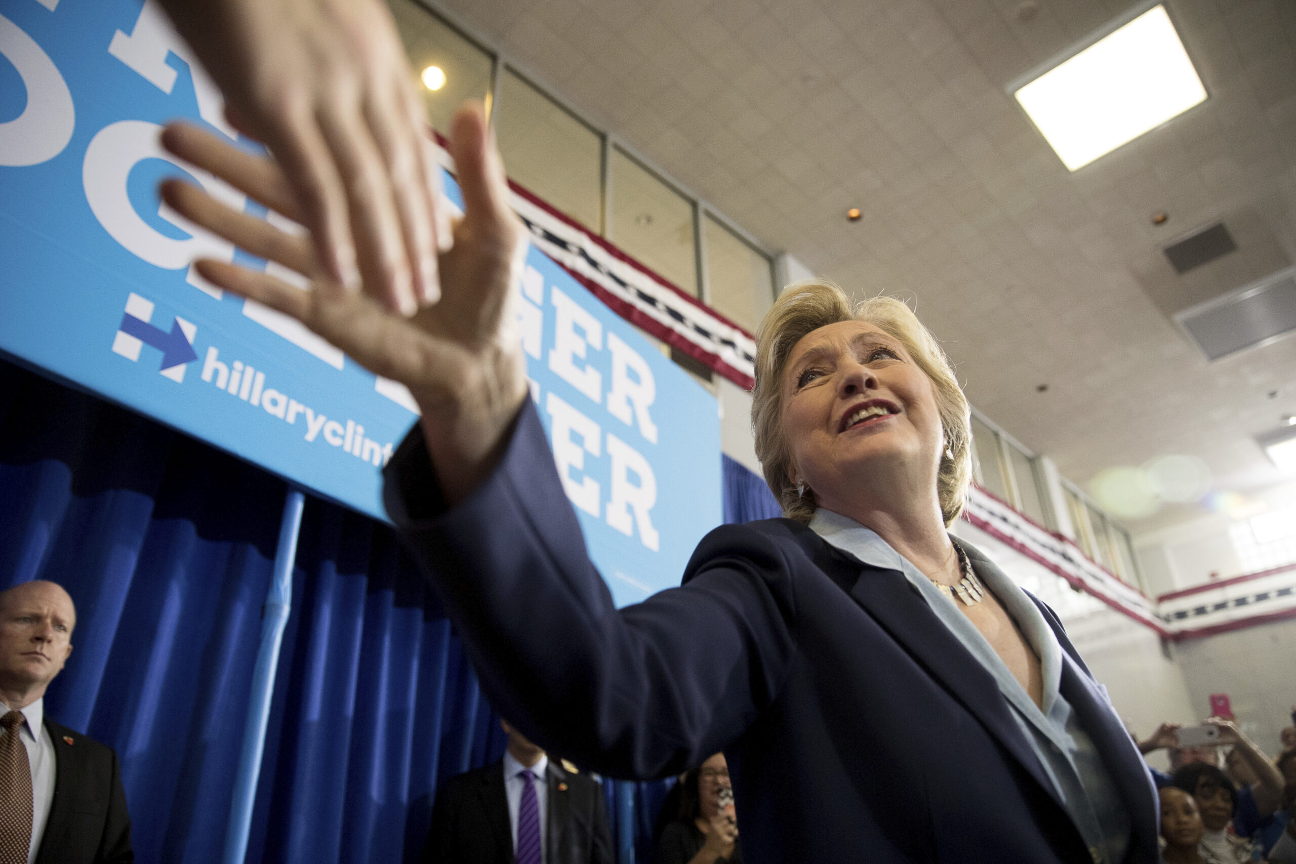 Clinton proposes law requiring candidates to release taxes