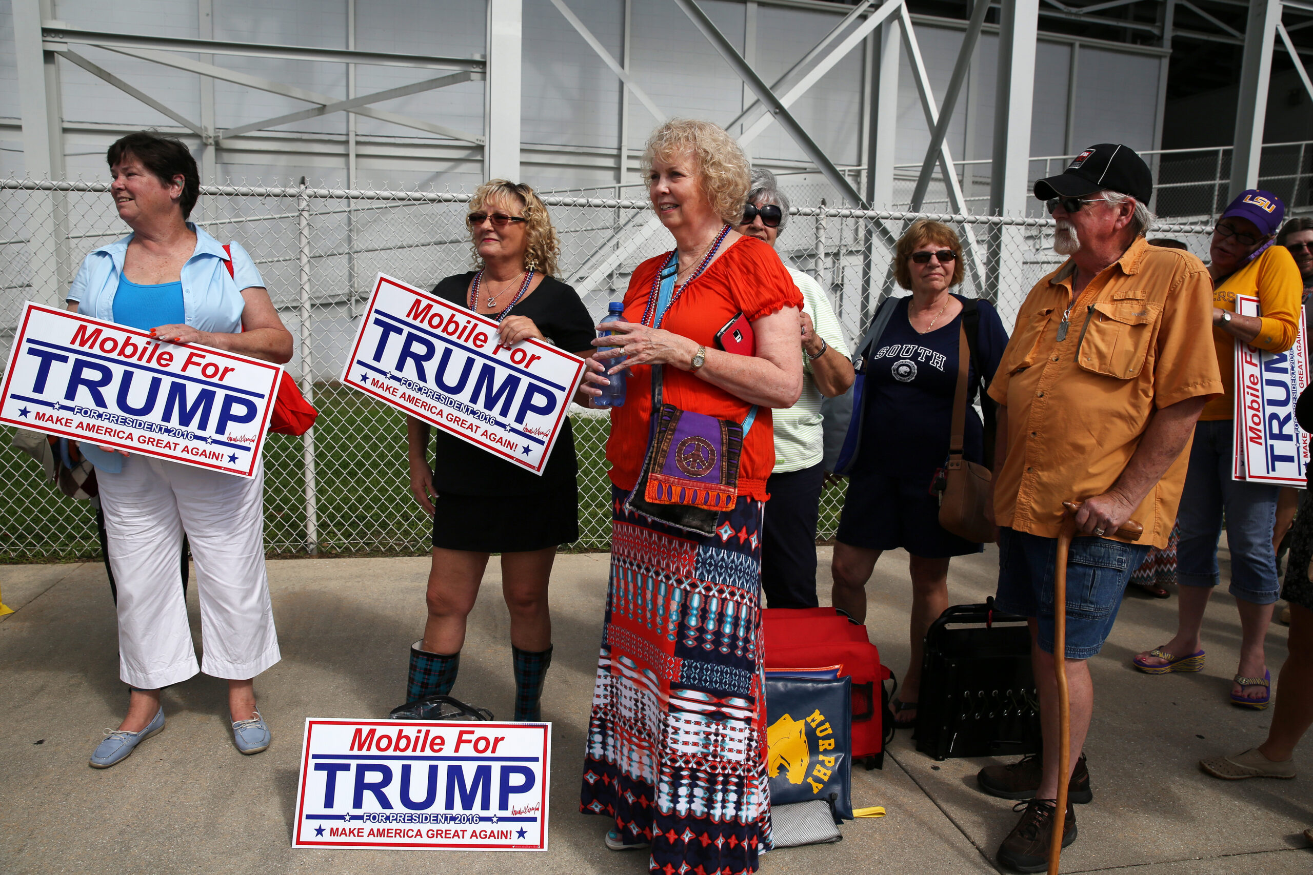 Friday night lights: Trump draws thousands to Alabama rally