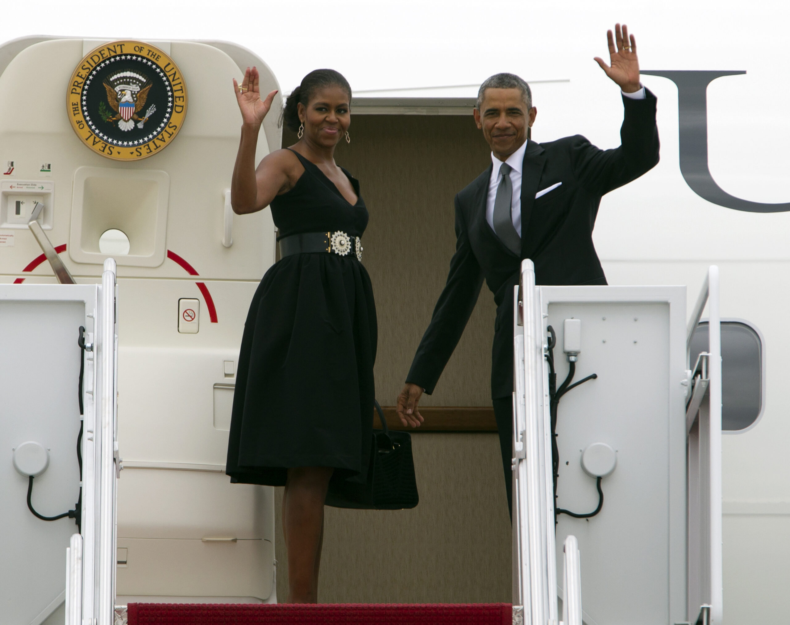Amid crises, Obama’s busy social schedule means double duty for Air Force One