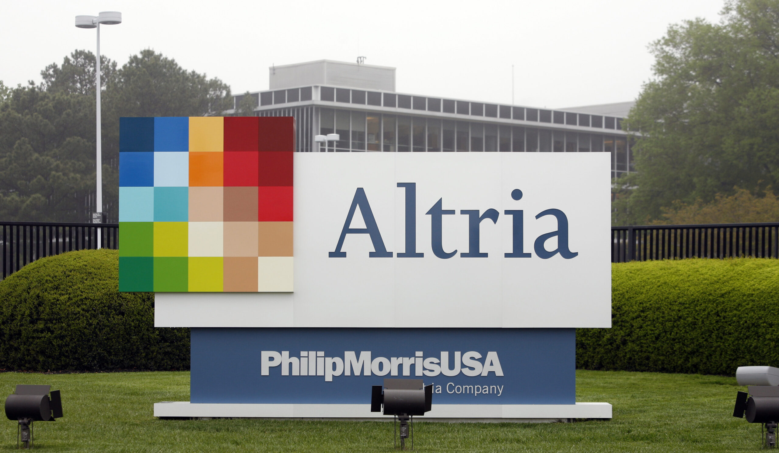 Marlboro maker Altria 1Q profit falls