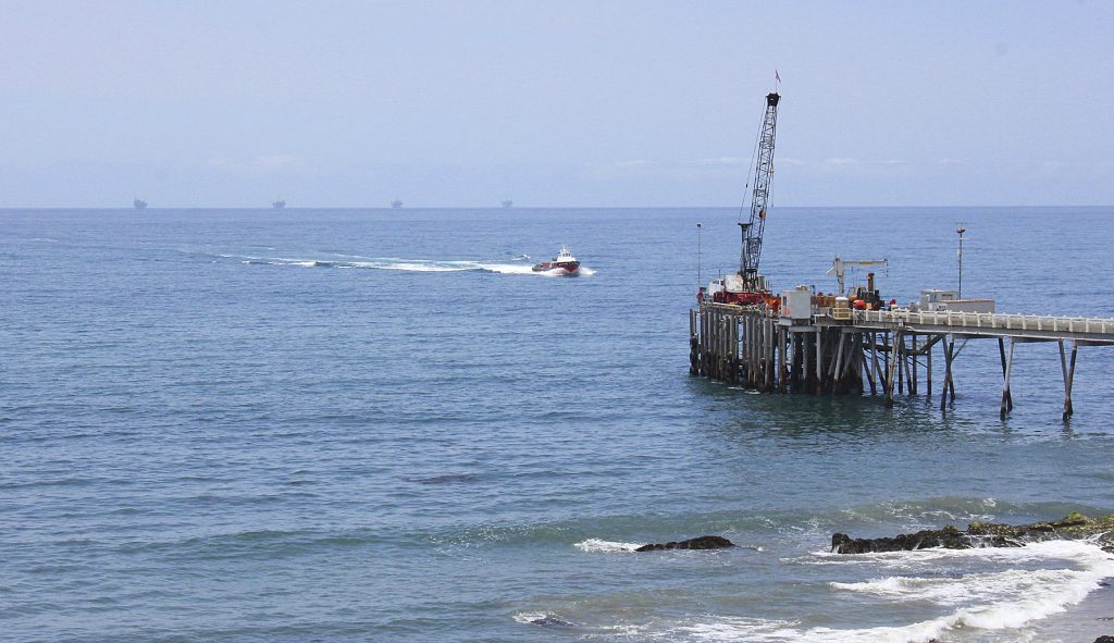 Interior Department committee approves cut in charges for offshore drilling