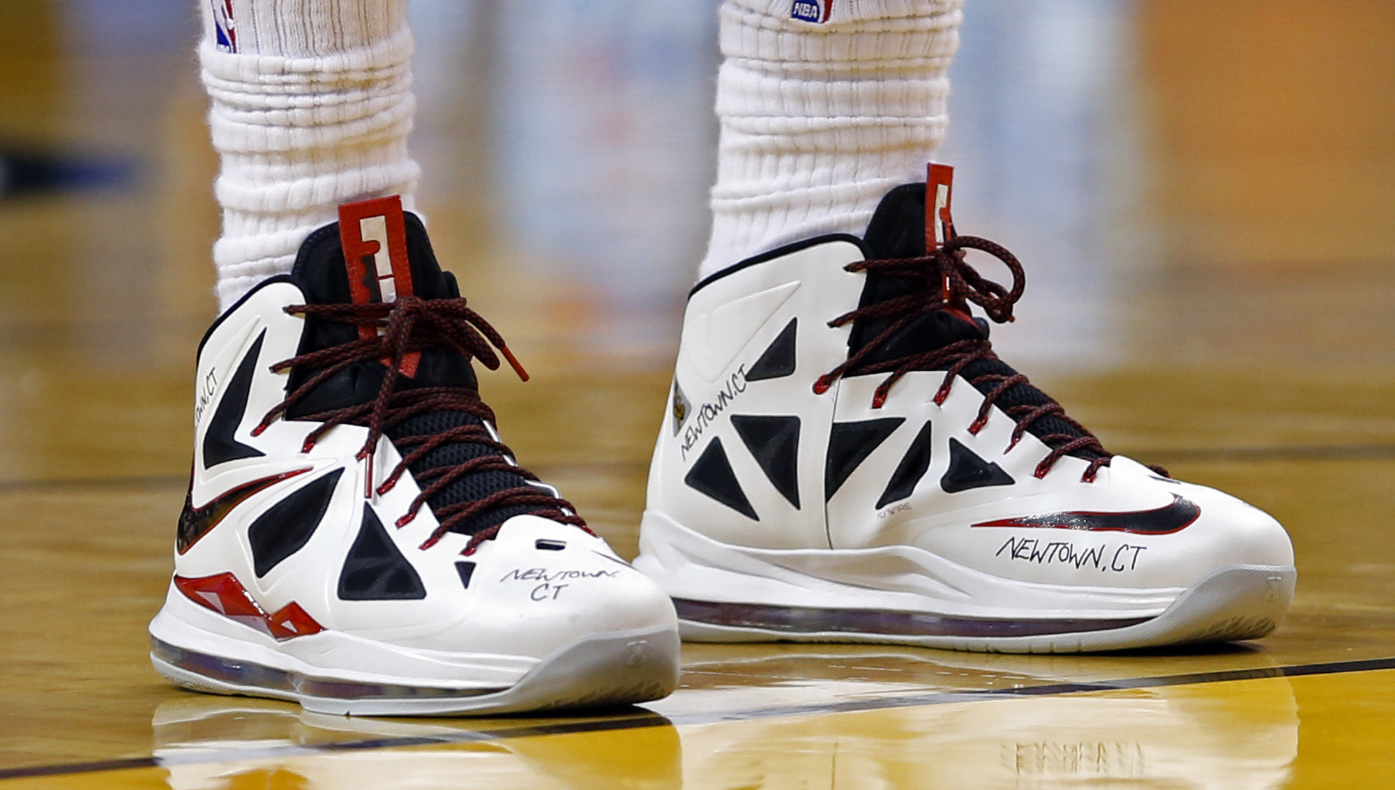James scores 23, Heat easily beat Wizards 102-72