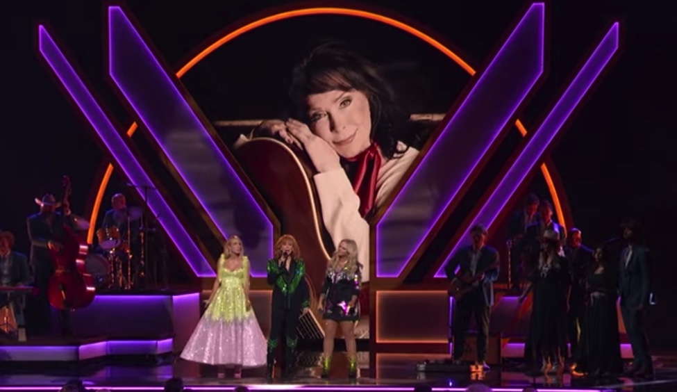 WATCH: CMA Awards honor Loretta Lynn with all-star tribute