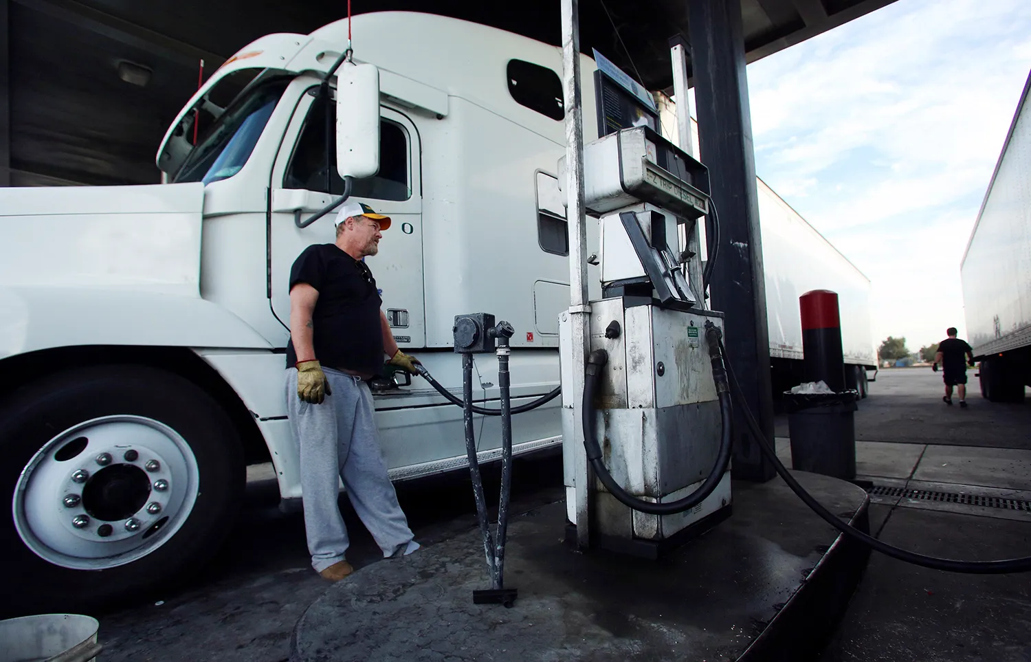 Obama imposes new fuel regs on trucks