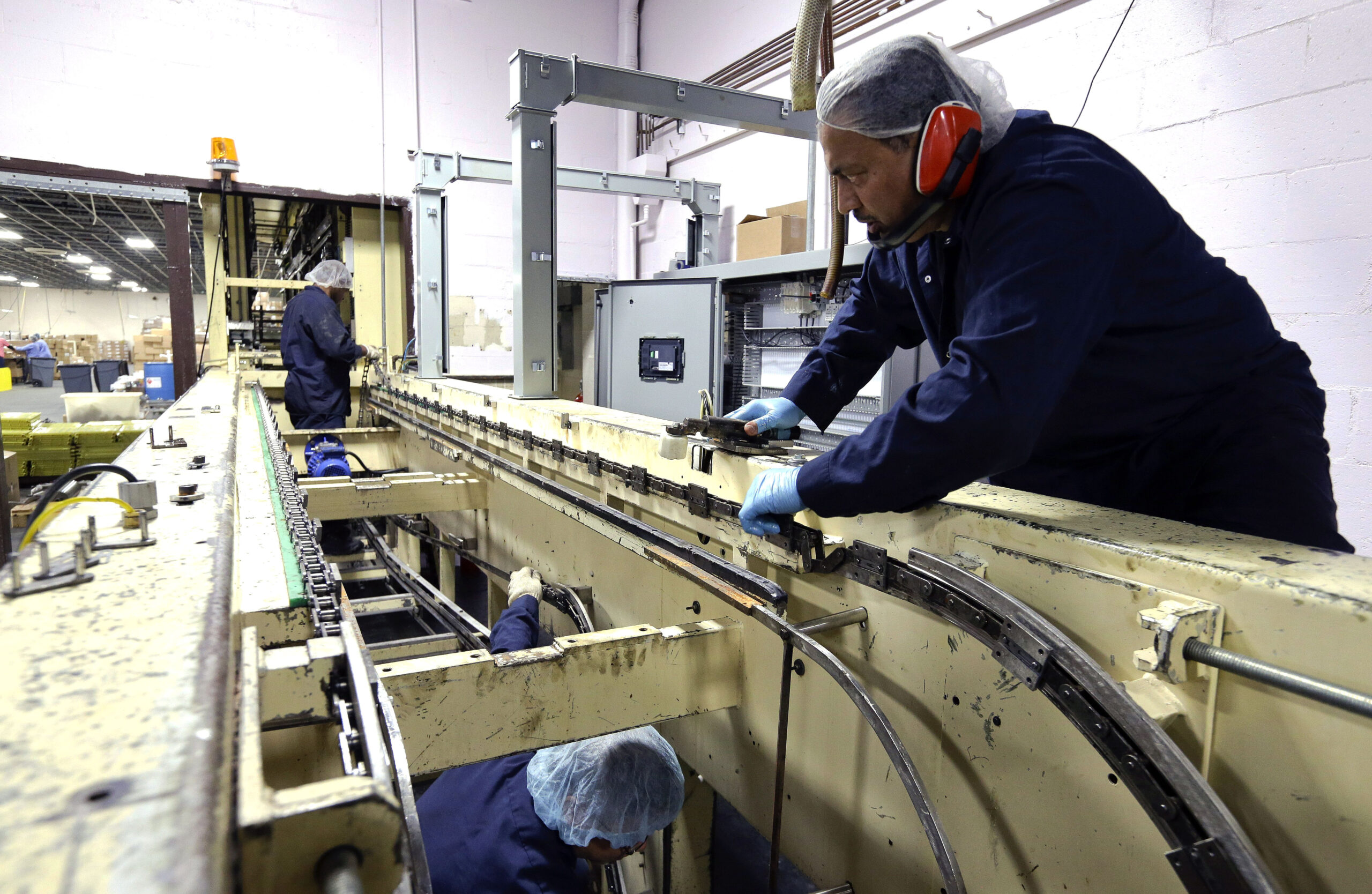 US factory output rises solid 0.6 pct. in November