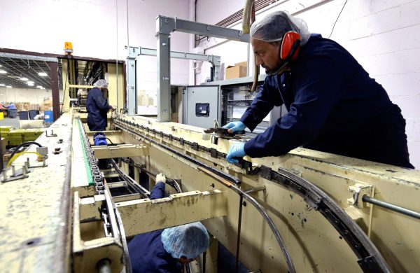 US factory output rises solid 0.6 pct. in November