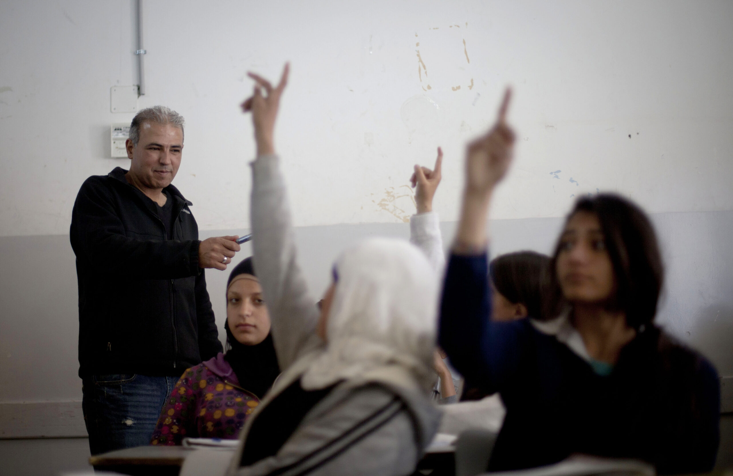 Ex-Palestinian prisoner teaches Hebrew, tolerance