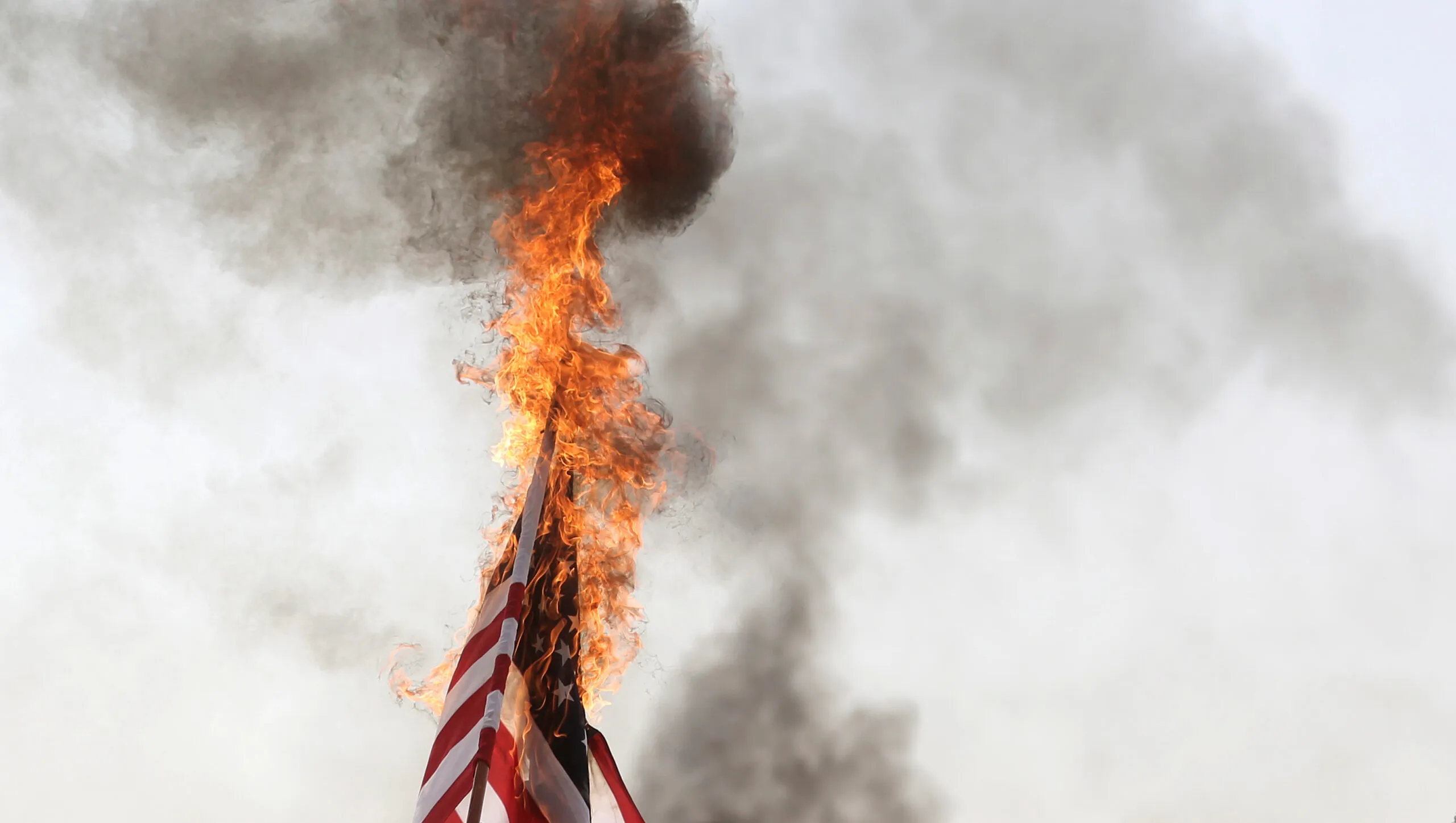 Las Vegas firefighter rescues American flag from fire