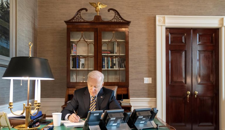 Biden and members of Congress sport Ukrainian colors for State of the Union