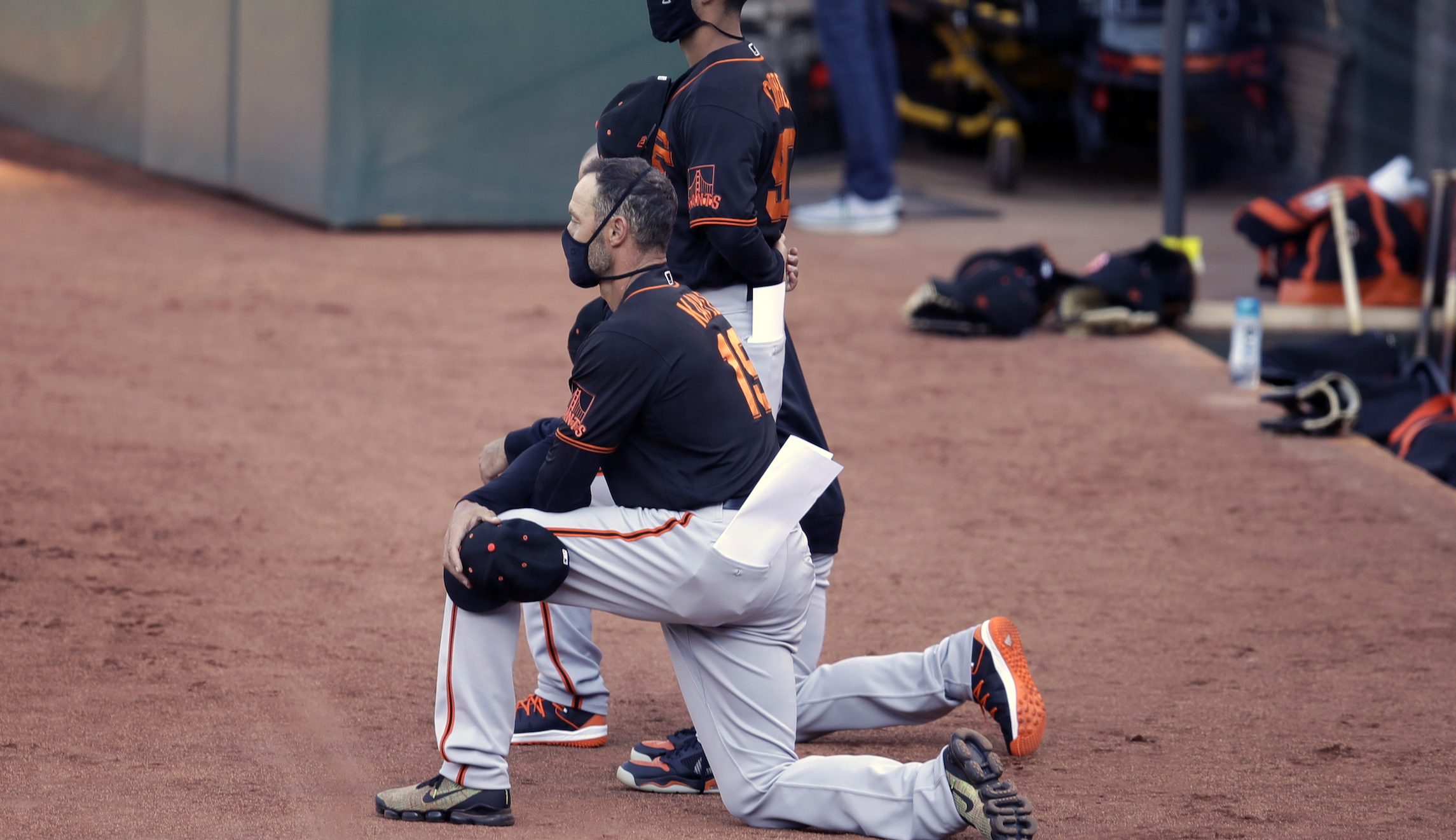 San Francisco Giants manager and some players kneel for national anthem