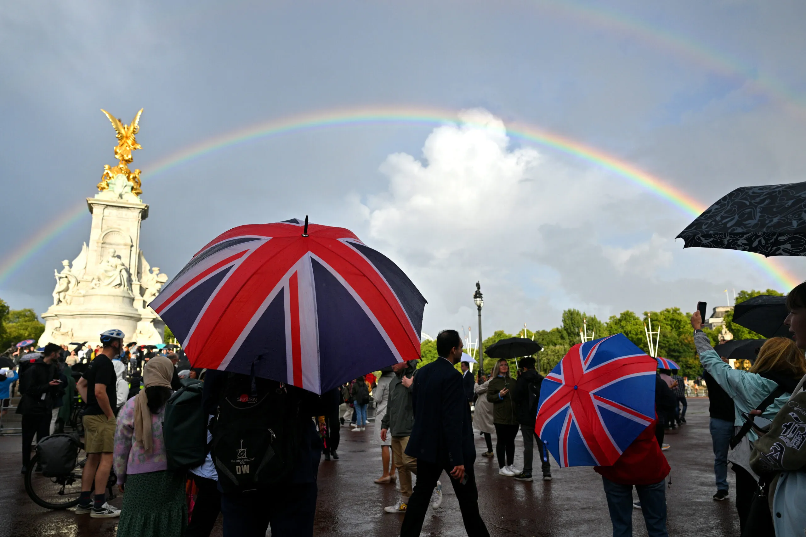 SEE IT: Double rainbow appears over Buckingham Palace just before Queen Elizabeth II’s death announced