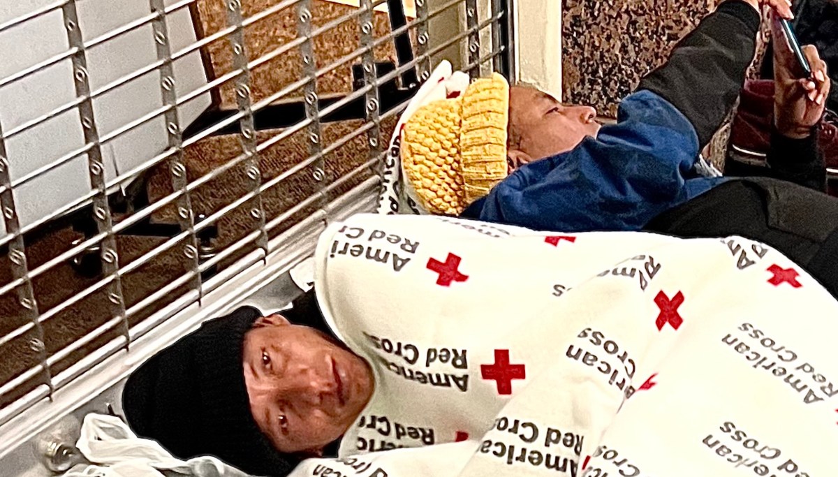 El Paso airport turned into shelter for immigrants as thousands have ...