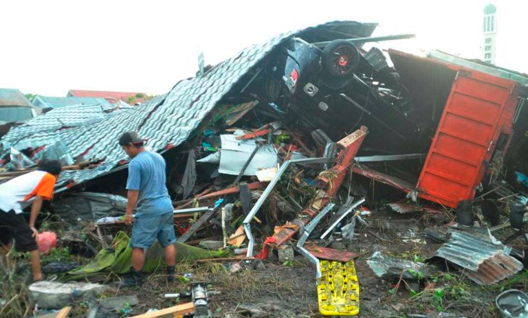 Indonesia tsunami death toll tops 800 amid search for survivors