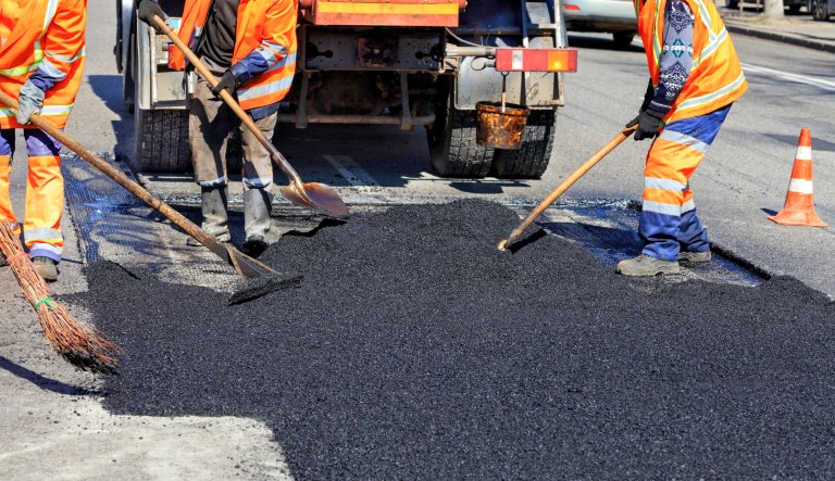 Coloring outside the lines: Road divisions painted in bizarre zigzag pattern Coloring outside the lines: Road divisions painted in bizarre zigzag pattern