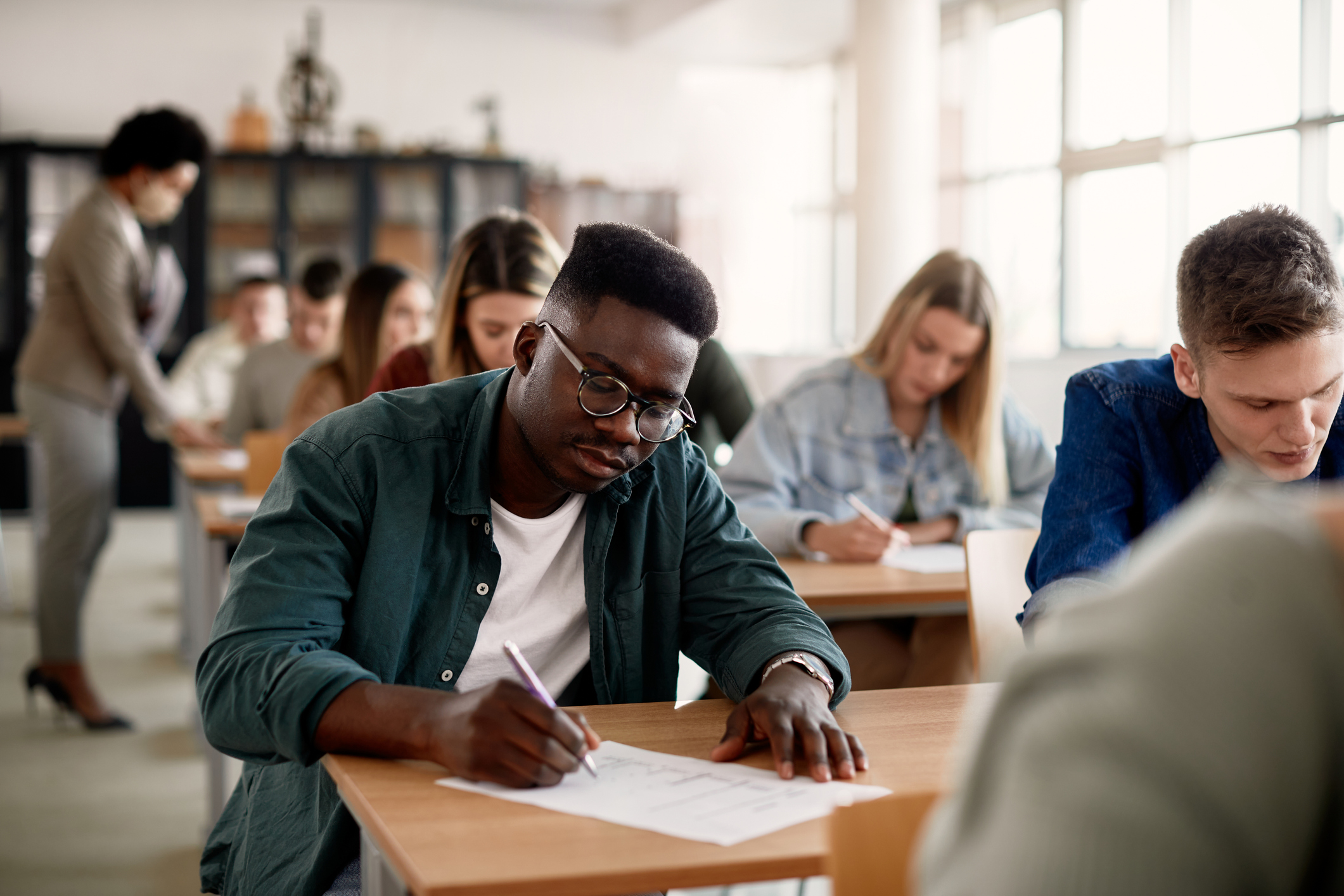 New data find fewer men are enrolling in college