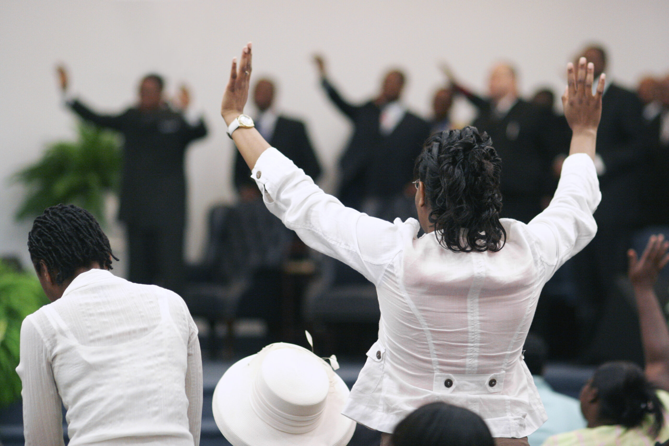 WATCH: Missouri pastor stops gunmen during church service with prayer
