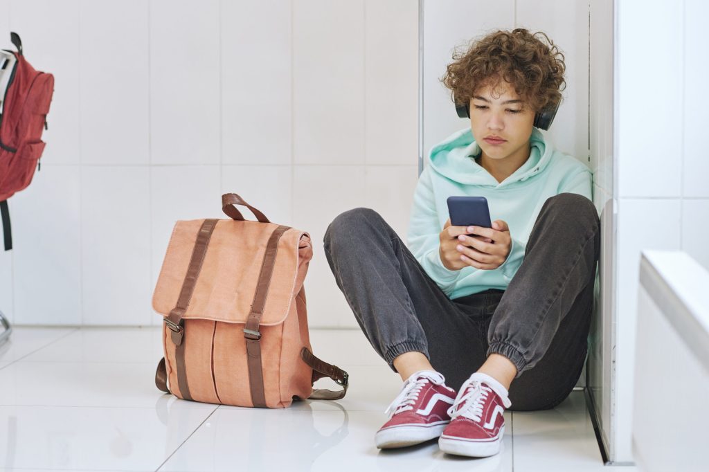 Youth smartphone use connected to future mental health problems: Study