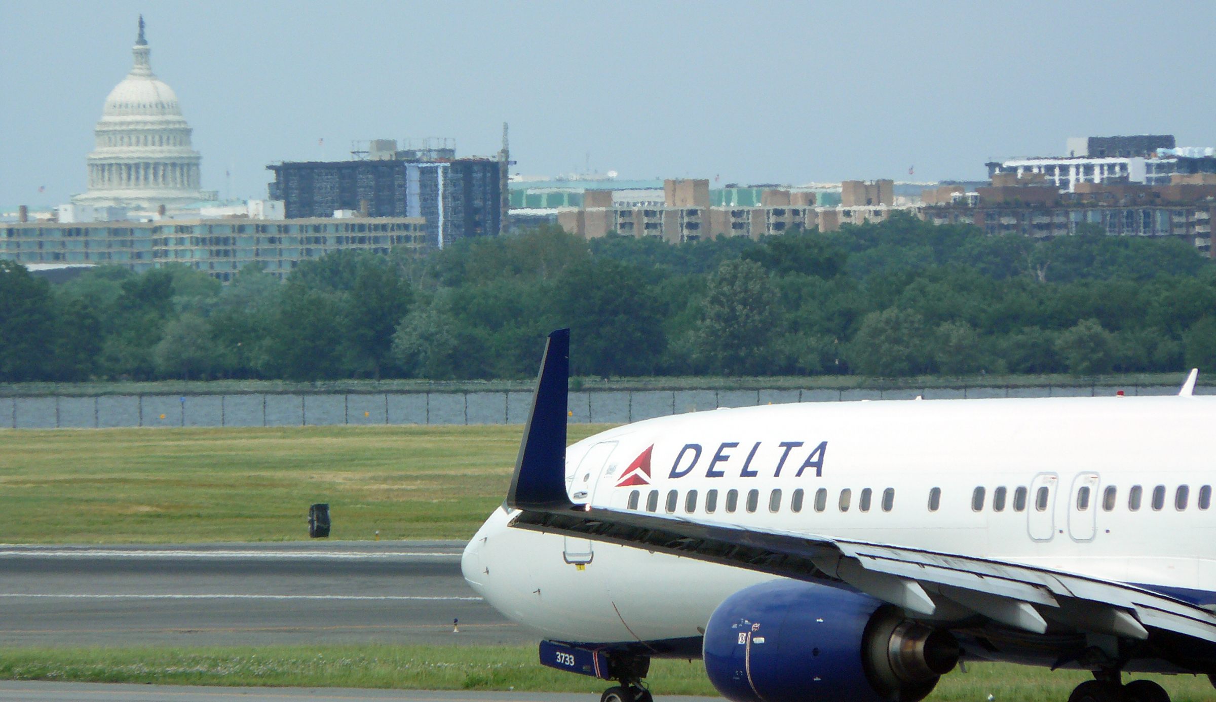 Democratic senator wants airplane emission limits in pandemic relief bill