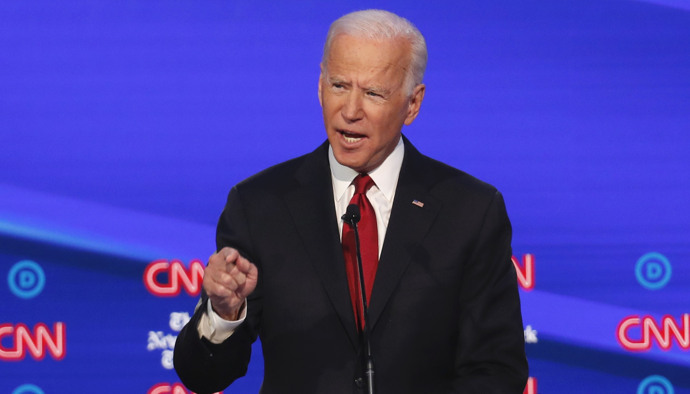 Target Warren: 2020 Democrats pile on while ignoring Biden