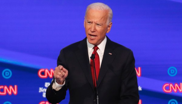 Target Warren: 2020 Democrats pile on while ignoring Biden