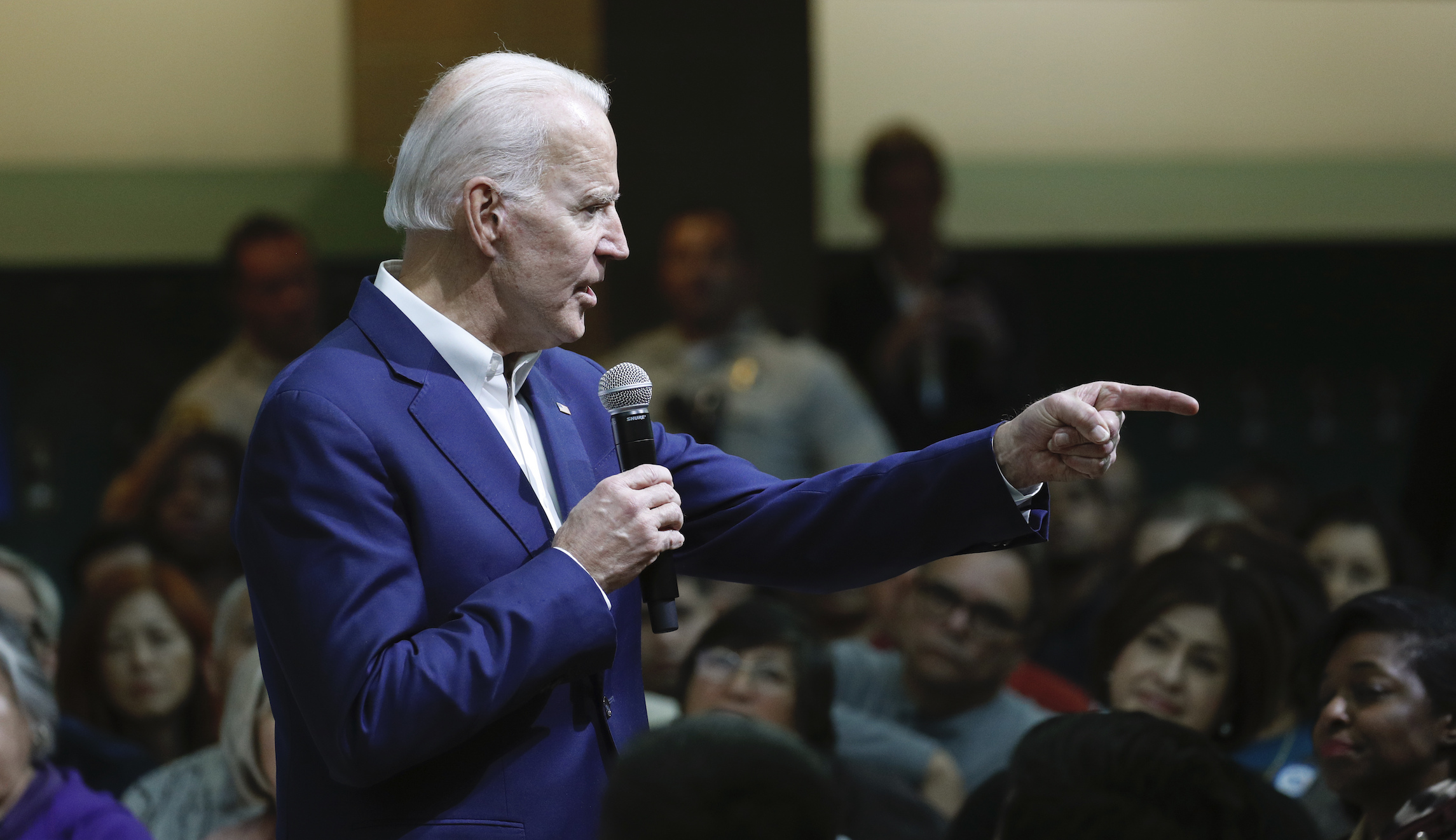 Biden back on top in Iowa as polls see-saw