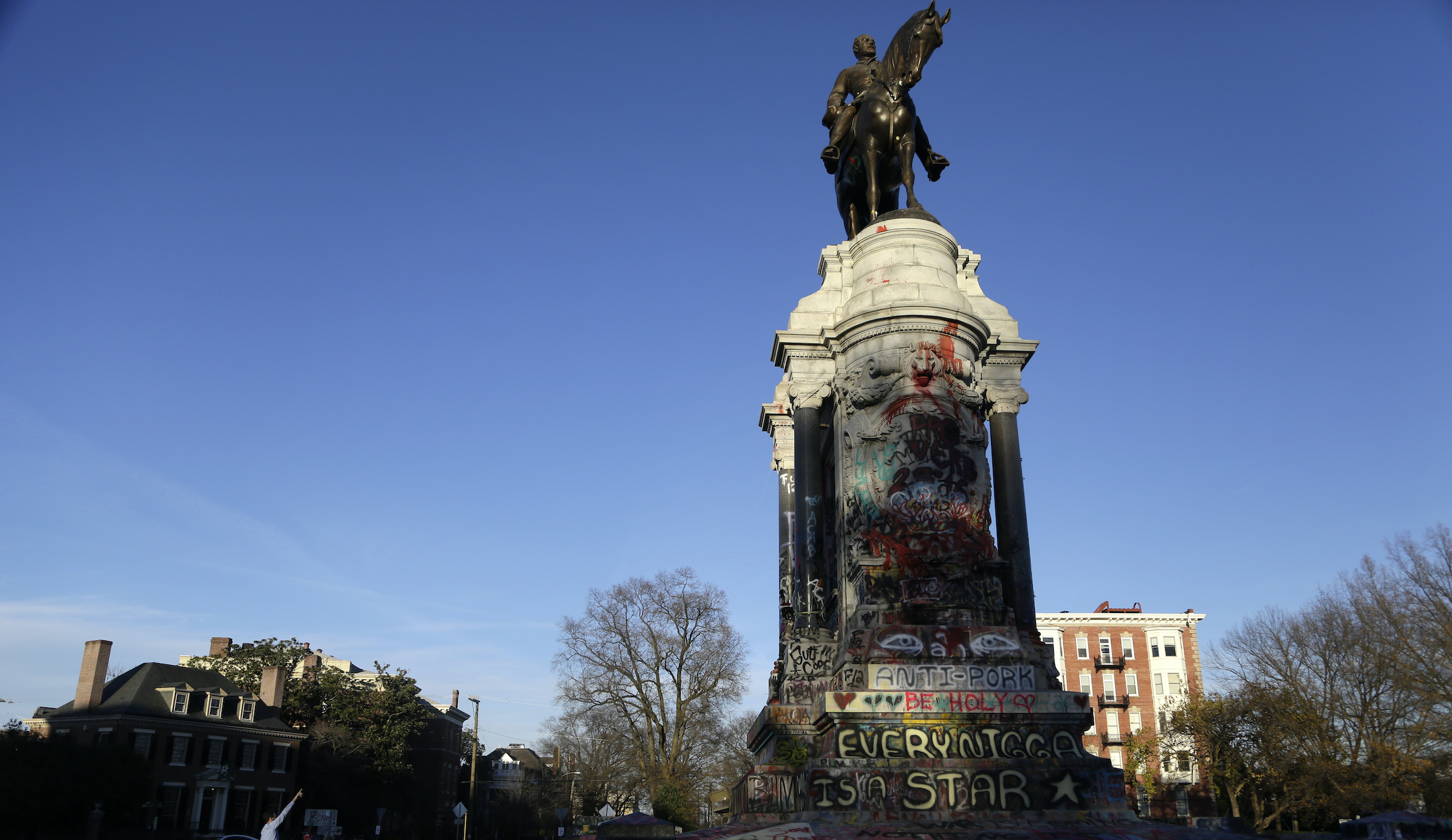 Trump decries removal of Robert E. Lee monument