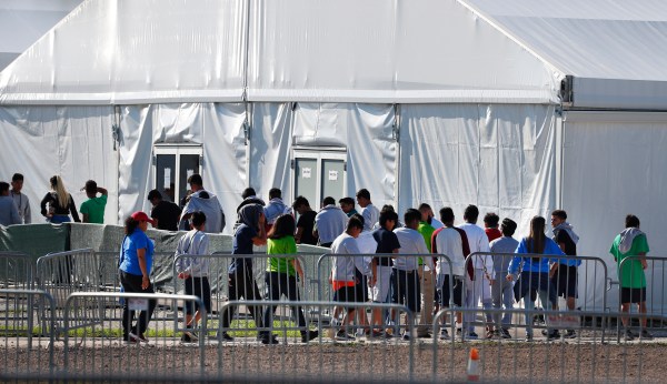 Mumps outbreak hits nearly 900 migrants at US detention facilities