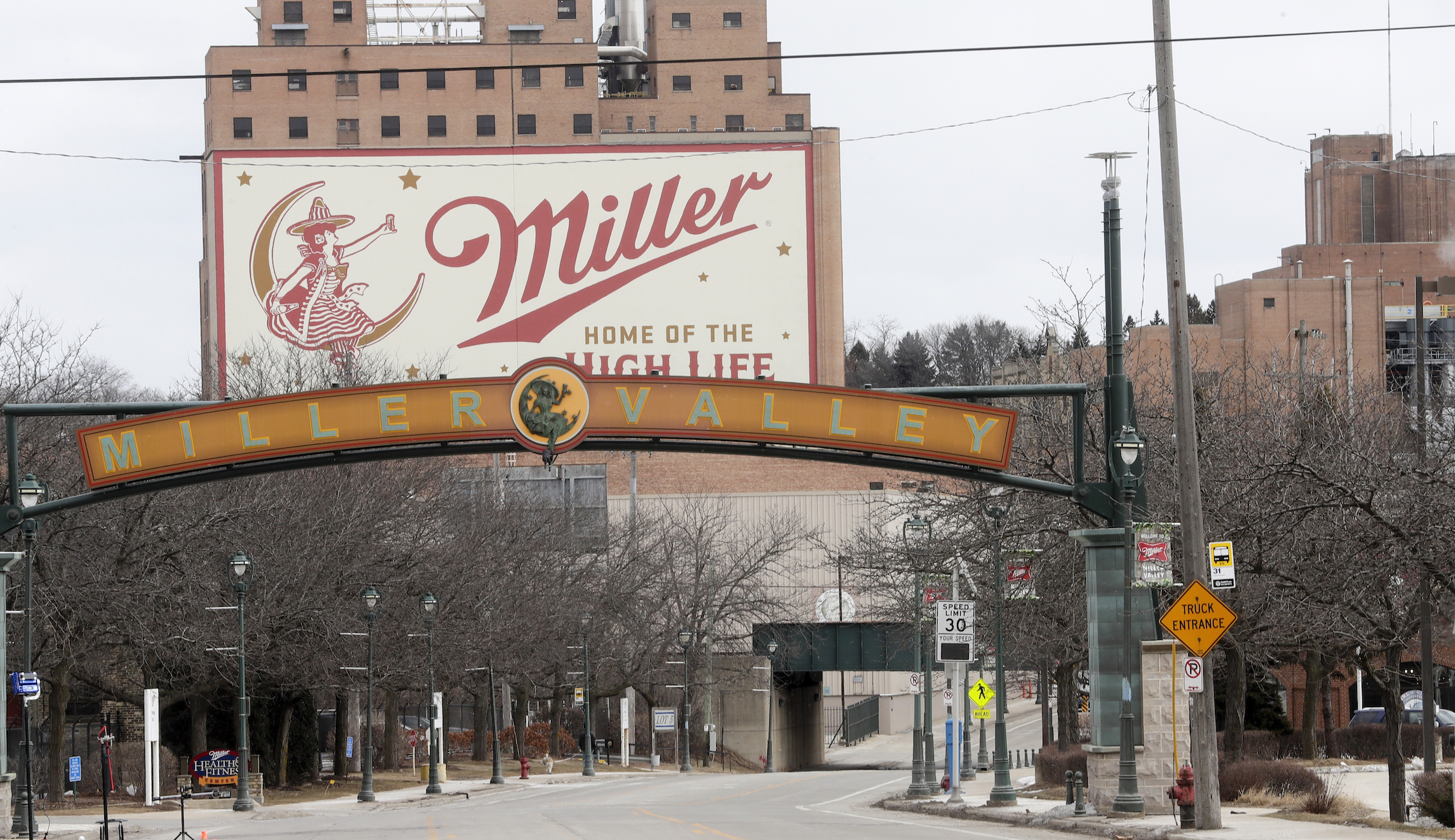 Gunman at Molson Coors facility in Milwaukee had noose put on his locker in 2015
