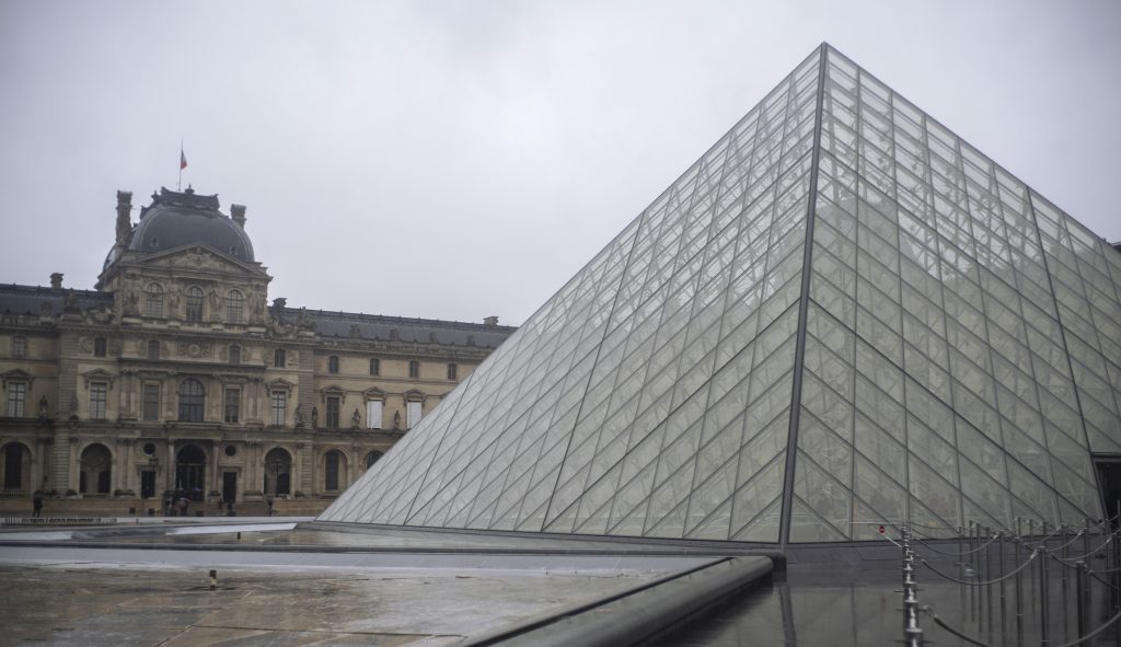 Louvre Museum in Paris shuts down amid coronavirus fears
