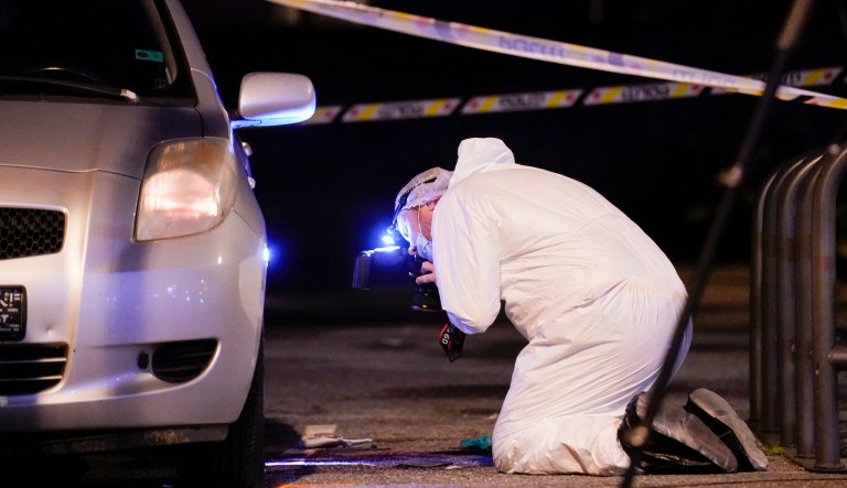 Three women were stabbed in Sarpsborg late Tuesday night. One of the victims has been confirmed dead and one is critically injured. Police have arrested a perpetrator. Criminal investigators in work at one of the crime scenes Tuesday night.