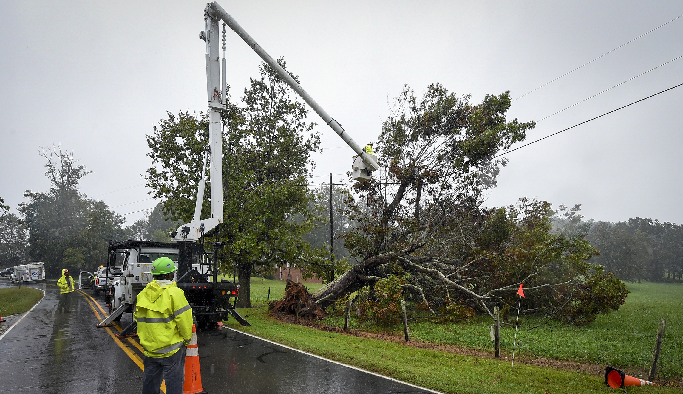 Hurricane Florence power outages drop well below 400,000, says Energy Department