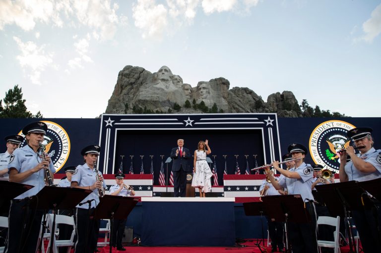 Trump campaign may display statues at rallies: Report